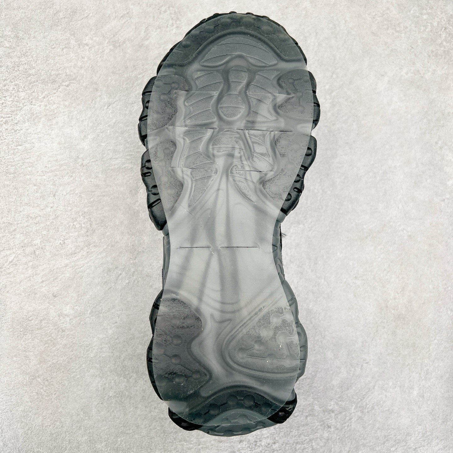 图片[9]-FILA Running Originale Sneakers 斐乐复古系列舒适百搭耐磨包裹性吸汗透气 低帮跑步鞋 FUSION 系列传承了 FILA 的百年基因，融入年轻运动及潮流文化，成为引领变革、创新突破的一代。以“1+N” 的跨界合作模式重现经典的同时创造经典。带来最出其不意的跨界合作惊喜。同时，FILAFUSION把FILA 的 DNA 融入到定制体验里，你可以随心制造厲于你的产品。FILA FUSION 的鞋家族涵盖了老爹鞋、跑步鞋、网球鞋、季节款。风格复古新潮，满足了时尚人士出行及各类运动的搭配需求，成为当下年轻人筷拥的鞋类品牌之一。FILA FUSION 走进年轻人的世界，通过年轻人运动，街舞，滑板，篮球，展现 FILA FUSION 的潮流态度和年轻文化。FILA FUSION 认为末来属于引领变革、创新突破的年轻一代，让我们一起构成 FILA 未来的蓝图吧！尺码：35.5 36 36.5 37.5 38 38.5 39 40 40.5 41 42 42.5 43 44 44.5 45 45.5-选品中心