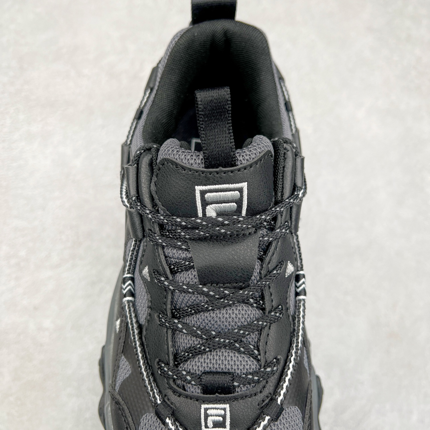 图片[5]-FILA Running Originale Sneakers 斐乐复古系列舒适百搭耐磨包裹性吸汗透气 低帮跑步鞋 FUSION 系列传承了 FILA 的百年基因，融入年轻运动及潮流文化，成为引领变革、创新突破的一代。以“1+N” 的跨界合作模式重现经典的同时创造经典。带来最出其不意的跨界合作惊喜。同时，FILAFUSION把FILA 的 DNA 融入到定制体验里，你可以随心制造厲于你的产品。FILA FUSION 的鞋家族涵盖了老爹鞋、跑步鞋、网球鞋、季节款。风格复古新潮，满足了时尚人士出行及各类运动的搭配需求，成为当下年轻人筷拥的鞋类品牌之一。FILA FUSION 走进年轻人的世界，通过年轻人运动，街舞，滑板，篮球，展现 FILA FUSION 的潮流态度和年轻文化。FILA FUSION 认为末来属于引领变革、创新突破的年轻一代，让我们一起构成 FILA 未来的蓝图吧！尺码：35.5 36 36.5 37.5 38 38.5 39 40 40.5 41 42 42.5 43 44 44.5 45 45.5-选品中心