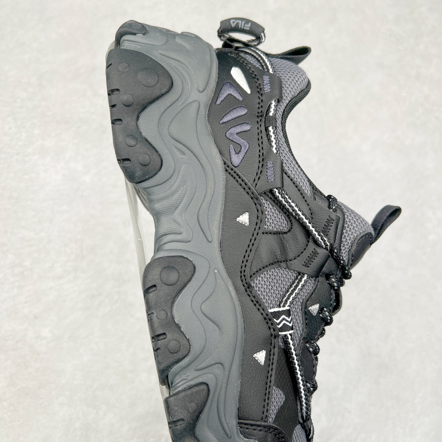 图片[6]-FILA Running Originale Sneakers 斐乐复古系列舒适百搭耐磨包裹性吸汗透气 低帮跑步鞋 FUSION 系列传承了 FILA 的百年基因，融入年轻运动及潮流文化，成为引领变革、创新突破的一代。以“1+N” 的跨界合作模式重现经典的同时创造经典。带来最出其不意的跨界合作惊喜。同时，FILAFUSION把FILA 的 DNA 融入到定制体验里，你可以随心制造厲于你的产品。FILA FUSION 的鞋家族涵盖了老爹鞋、跑步鞋、网球鞋、季节款。风格复古新潮，满足了时尚人士出行及各类运动的搭配需求，成为当下年轻人筷拥的鞋类品牌之一。FILA FUSION 走进年轻人的世界，通过年轻人运动，街舞，滑板，篮球，展现 FILA FUSION 的潮流态度和年轻文化。FILA FUSION 认为末来属于引领变革、创新突破的年轻一代，让我们一起构成 FILA 未来的蓝图吧！尺码：35.5 36 36.5 37.5 38 38.5 39 40 40.5 41 42 42.5 43 44 44.5 45 45.5-选品中心