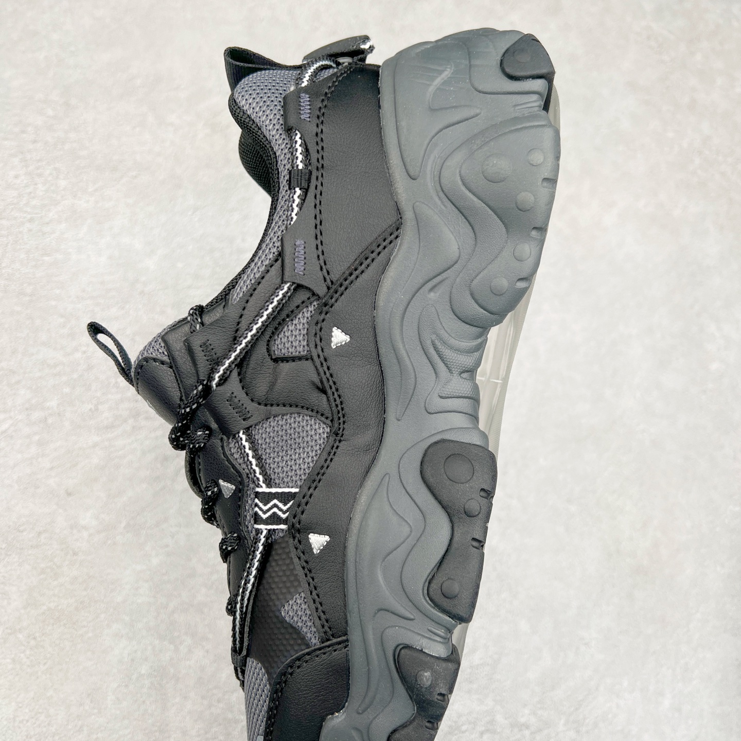 图片[7]-FILA Running Originale Sneakers 斐乐复古系列舒适百搭耐磨包裹性吸汗透气 低帮跑步鞋 FUSION 系列传承了 FILA 的百年基因，融入年轻运动及潮流文化，成为引领变革、创新突破的一代。以“1+N” 的跨界合作模式重现经典的同时创造经典。带来最出其不意的跨界合作惊喜。同时，FILAFUSION把FILA 的 DNA 融入到定制体验里，你可以随心制造厲于你的产品。FILA FUSION 的鞋家族涵盖了老爹鞋、跑步鞋、网球鞋、季节款。风格复古新潮，满足了时尚人士出行及各类运动的搭配需求，成为当下年轻人筷拥的鞋类品牌之一。FILA FUSION 走进年轻人的世界，通过年轻人运动，街舞，滑板，篮球，展现 FILA FUSION 的潮流态度和年轻文化。FILA FUSION 认为末来属于引领变革、创新突破的年轻一代，让我们一起构成 FILA 未来的蓝图吧！尺码：35.5 36 36.5 37.5 38 38.5 39 40 40.5 41 42 42.5 43 44 44.5 45 45.5-选品中心