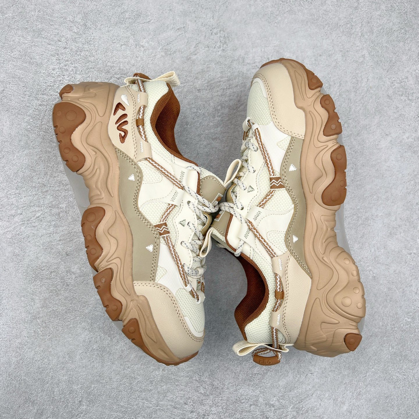 图片[3]-FILA Running Originale Sneakers 斐乐复古系列舒适百搭耐磨包裹性吸汗透气 低帮跑步鞋 FUSION 系列传承了 FILA 的百年基因，融入年轻运动及潮流文化，成为引领变革、创新突破的一代。以“1+N” 的跨界合作模式重现经典的同时创造经典。带来最出其不意的跨界合作惊喜。同时，FILAFUSION把FILA 的 DNA 融入到定制体验里，你可以随心制造厲于你的产品。FILA FUSION 的鞋家族涵盖了老爹鞋、跑步鞋、网球鞋、季节款。风格复古新潮，满足了时尚人士出行及各类运动的搭配需求，成为当下年轻人筷拥的鞋类品牌之一。FILA FUSION 走进年轻人的世界，通过年轻人运动，街舞，滑板，篮球，展现 FILA FUSION 的潮流态度和年轻文化。FILA FUSION 认为末来属于引领变革、创新突破的年轻一代，让我们一起构成 FILA 未来的蓝图吧！尺码：35.5 36 36.5 37.5 38 38.5 39 40 40.5 41 42 42.5 43 44 44.5 45 45.5-选品中心