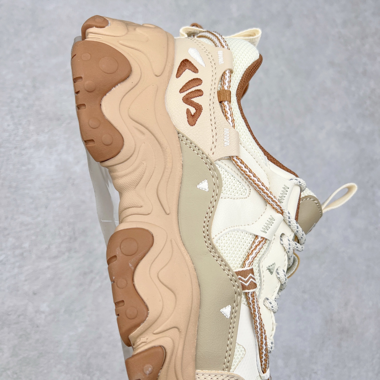 图片[6]-FILA Running Originale Sneakers 斐乐复古系列舒适百搭耐磨包裹性吸汗透气 低帮跑步鞋 FUSION 系列传承了 FILA 的百年基因，融入年轻运动及潮流文化，成为引领变革、创新突破的一代。以“1+N” 的跨界合作模式重现经典的同时创造经典。带来最出其不意的跨界合作惊喜。同时，FILAFUSION把FILA 的 DNA 融入到定制体验里，你可以随心制造厲于你的产品。FILA FUSION 的鞋家族涵盖了老爹鞋、跑步鞋、网球鞋、季节款。风格复古新潮，满足了时尚人士出行及各类运动的搭配需求，成为当下年轻人筷拥的鞋类品牌之一。FILA FUSION 走进年轻人的世界，通过年轻人运动，街舞，滑板，篮球，展现 FILA FUSION 的潮流态度和年轻文化。FILA FUSION 认为末来属于引领变革、创新突破的年轻一代，让我们一起构成 FILA 未来的蓝图吧！尺码：35.5 36 36.5 37.5 38 38.5 39 40 40.5 41 42 42.5 43 44 44.5 45 45.5-选品中心