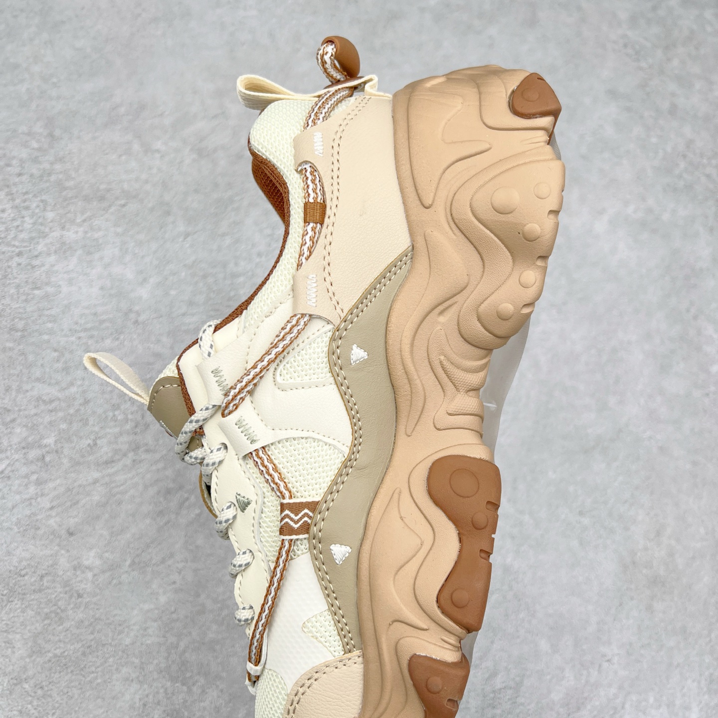 图片[7]-FILA Running Originale Sneakers 斐乐复古系列舒适百搭耐磨包裹性吸汗透气 低帮跑步鞋 FUSION 系列传承了 FILA 的百年基因，融入年轻运动及潮流文化，成为引领变革、创新突破的一代。以“1+N” 的跨界合作模式重现经典的同时创造经典。带来最出其不意的跨界合作惊喜。同时，FILAFUSION把FILA 的 DNA 融入到定制体验里，你可以随心制造厲于你的产品。FILA FUSION 的鞋家族涵盖了老爹鞋、跑步鞋、网球鞋、季节款。风格复古新潮，满足了时尚人士出行及各类运动的搭配需求，成为当下年轻人筷拥的鞋类品牌之一。FILA FUSION 走进年轻人的世界，通过年轻人运动，街舞，滑板，篮球，展现 FILA FUSION 的潮流态度和年轻文化。FILA FUSION 认为末来属于引领变革、创新突破的年轻一代，让我们一起构成 FILA 未来的蓝图吧！尺码：35.5 36 36.5 37.5 38 38.5 39 40 40.5 41 42 42.5 43 44 44.5 45 45.5-选品中心