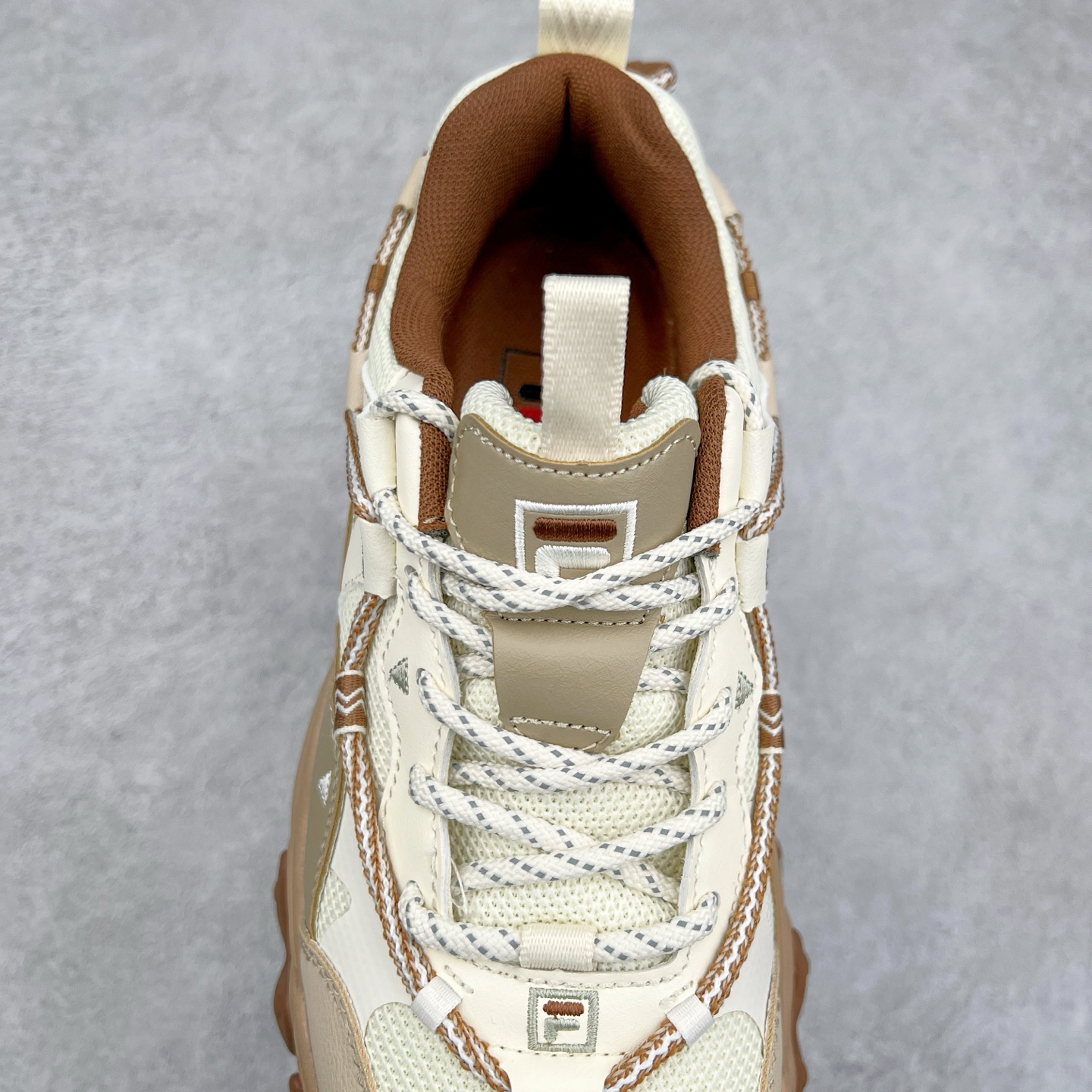 图片[5]-FILA Running Originale Sneakers 斐乐复古系列舒适百搭耐磨包裹性吸汗透气 低帮跑步鞋 FUSION 系列传承了 FILA 的百年基因，融入年轻运动及潮流文化，成为引领变革、创新突破的一代。以“1+N” 的跨界合作模式重现经典的同时创造经典。带来最出其不意的跨界合作惊喜。同时，FILAFUSION把FILA 的 DNA 融入到定制体验里，你可以随心制造厲于你的产品。FILA FUSION 的鞋家族涵盖了老爹鞋、跑步鞋、网球鞋、季节款。风格复古新潮，满足了时尚人士出行及各类运动的搭配需求，成为当下年轻人筷拥的鞋类品牌之一。FILA FUSION 走进年轻人的世界，通过年轻人运动，街舞，滑板，篮球，展现 FILA FUSION 的潮流态度和年轻文化。FILA FUSION 认为末来属于引领变革、创新突破的年轻一代，让我们一起构成 FILA 未来的蓝图吧！尺码：35.5 36 36.5 37.5 38 38.5 39 40 40.5 41 42 42.5 43 44 44.5 45 45.5-选品中心