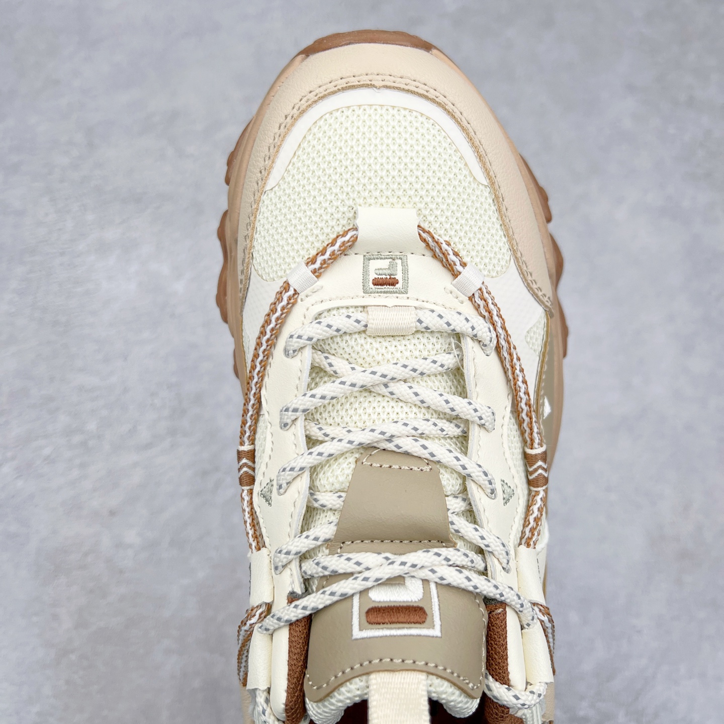 图片[4]-FILA Running Originale Sneakers 斐乐复古系列舒适百搭耐磨包裹性吸汗透气 低帮跑步鞋 FUSION 系列传承了 FILA 的百年基因，融入年轻运动及潮流文化，成为引领变革、创新突破的一代。以“1+N” 的跨界合作模式重现经典的同时创造经典。带来最出其不意的跨界合作惊喜。同时，FILAFUSION把FILA 的 DNA 融入到定制体验里，你可以随心制造厲于你的产品。FILA FUSION 的鞋家族涵盖了老爹鞋、跑步鞋、网球鞋、季节款。风格复古新潮，满足了时尚人士出行及各类运动的搭配需求，成为当下年轻人筷拥的鞋类品牌之一。FILA FUSION 走进年轻人的世界，通过年轻人运动，街舞，滑板，篮球，展现 FILA FUSION 的潮流态度和年轻文化。FILA FUSION 认为末来属于引领变革、创新突破的年轻一代，让我们一起构成 FILA 未来的蓝图吧！尺码：35.5 36 36.5 37.5 38 38.5 39 40 40.5 41 42 42.5 43 44 44.5 45 45.5-选品中心