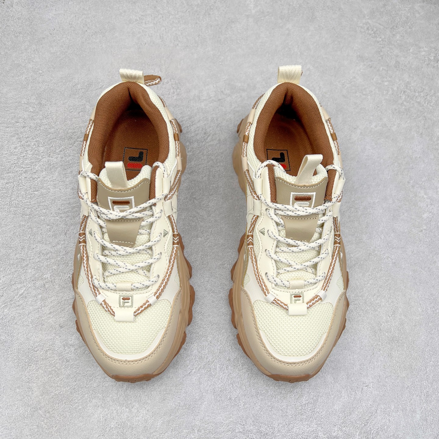 图片[2]-FILA Running Originale Sneakers 斐乐复古系列舒适百搭耐磨包裹性吸汗透气 低帮跑步鞋 FUSION 系列传承了 FILA 的百年基因，融入年轻运动及潮流文化，成为引领变革、创新突破的一代。以“1+N” 的跨界合作模式重现经典的同时创造经典。带来最出其不意的跨界合作惊喜。同时，FILAFUSION把FILA 的 DNA 融入到定制体验里，你可以随心制造厲于你的产品。FILA FUSION 的鞋家族涵盖了老爹鞋、跑步鞋、网球鞋、季节款。风格复古新潮，满足了时尚人士出行及各类运动的搭配需求，成为当下年轻人筷拥的鞋类品牌之一。FILA FUSION 走进年轻人的世界，通过年轻人运动，街舞，滑板，篮球，展现 FILA FUSION 的潮流态度和年轻文化。FILA FUSION 认为末来属于引领变革、创新突破的年轻一代，让我们一起构成 FILA 未来的蓝图吧！尺码：35.5 36 36.5 37.5 38 38.5 39 40 40.5 41 42 42.5 43 44 44.5 45 45.5-选品中心