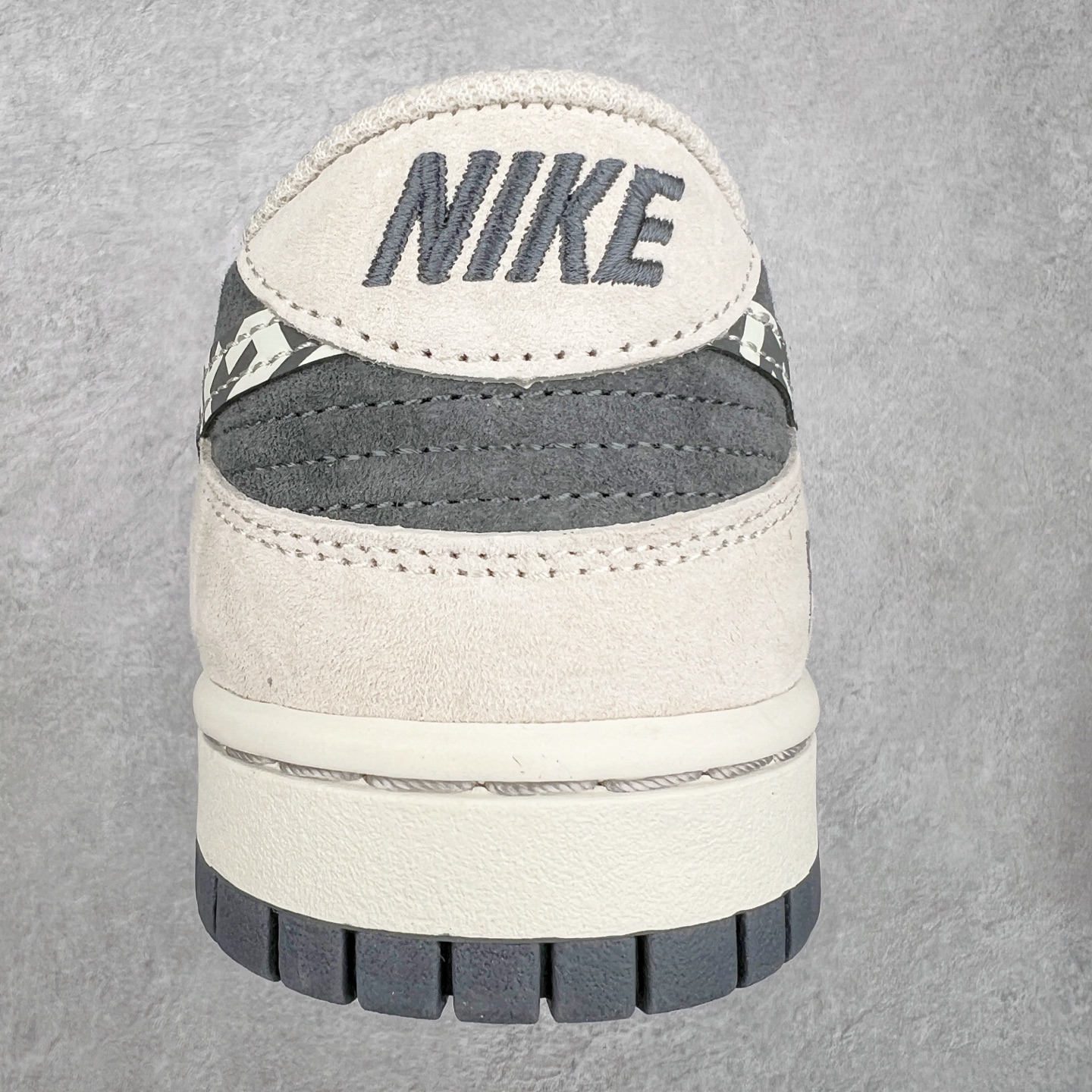 图片[8]-NK Dunk Low 定制配色 DJ2024-112 大厂出品 极力推荐 原装头层材料 独家版型蒸餾加工帶來的是更好的视觉和脚感体验大厂纯原品质出货 清洁度 电绣工艺 皮料切割干净无任何毛边 细节完美 尺码：36 36.5 37.5 38 38.5 39 40 40.5 41 42 42.5 43 44 44.5 45-选品中心