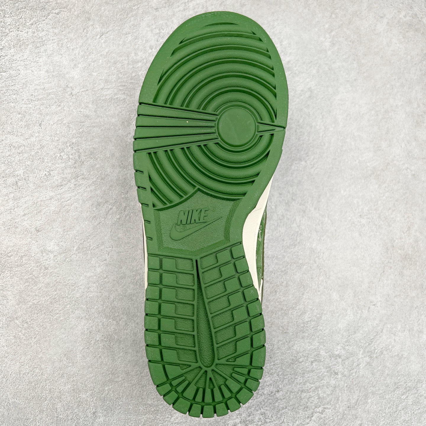 图片[9]-NK Dunk Low 定制配色 CF3688-008 大厂出品 极力推荐 原装头层材料 独家版型蒸餾加工帶來的是更好的视觉和脚感体验大厂纯原品质出货 清洁度 电绣工艺 皮料切割干净无任何毛边 细节完美 尺码：36 36.5 37.5 38 38.5 39 40 40.5 41 42 42.5 43 44 44.5 45-选品中心