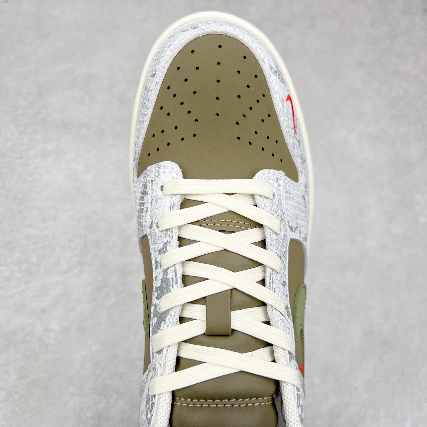 图片[4]-NK Dunk Low 蛇年限定 米白绿 HV5980-231 大厂出品 极力推荐 原装头层材料 独家版型蒸餾加工帶來的是更好的视觉和脚感体验大厂纯原品质出货 清洁度 电绣工艺 皮料切割干净无任何毛边 细节完美 尺码：36 36.5 37.5 38 38.5 39 40 40.5 41 42 42.5 43 44 44.5 45-选品中心