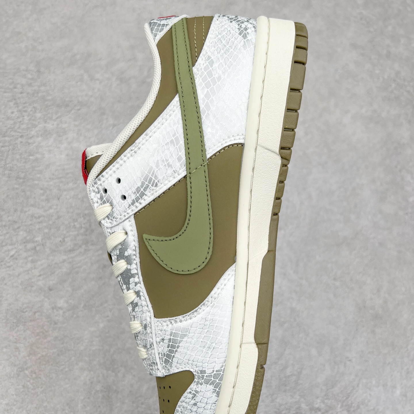 图片[7]-NK Dunk Low 蛇年限定 米白绿 HV5980-231 大厂出品 极力推荐 原装头层材料 独家版型蒸餾加工帶來的是更好的视觉和脚感体验大厂纯原品质出货 清洁度 电绣工艺 皮料切割干净无任何毛边 细节完美 尺码：36 36.5 37.5 38 38.5 39 40 40.5 41 42 42.5 43 44 44.5 45-选品中心