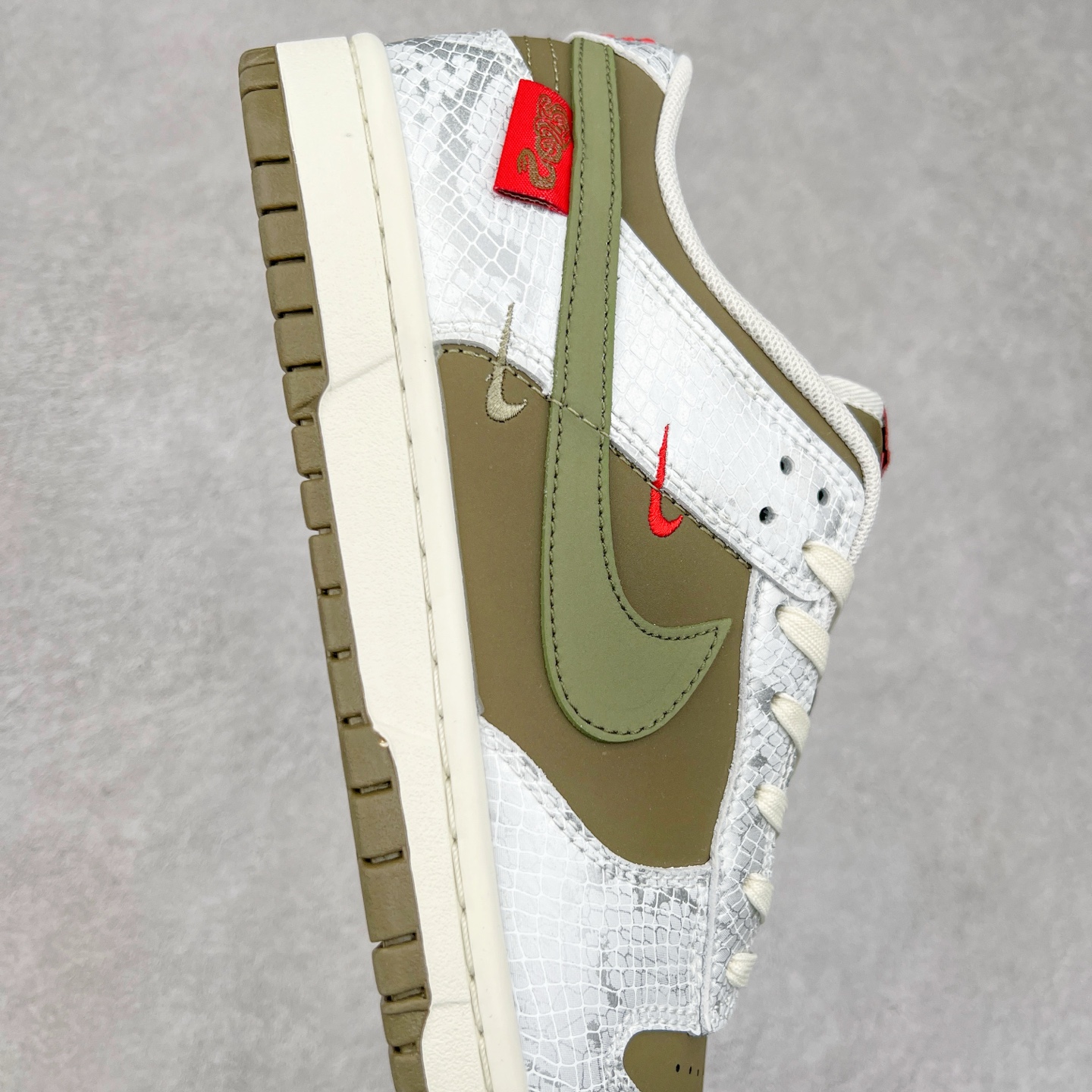 图片[6]-NK Dunk Low 蛇年限定 米白绿 HV5980-231 大厂出品 极力推荐 原装头层材料 独家版型蒸餾加工帶來的是更好的视觉和脚感体验大厂纯原品质出货 清洁度 电绣工艺 皮料切割干净无任何毛边 细节完美 尺码：36 36.5 37.5 38 38.5 39 40 40.5 41 42 42.5 43 44 44.5 45-选品中心