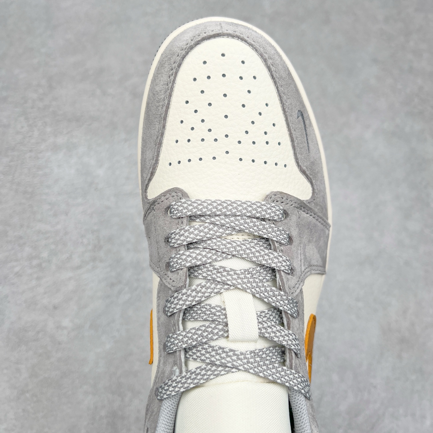 图片[4]-Air Jordan AJ1 Low 低帮定制 DM9188-015 原厂内置气垫魔块 A模大底 头层小牛皮 鞋舌AJ原厂专用牛津布+AJ专用反口珍珠布+原厂无杂质高弹内里海棉+特殊封边弹力鞋带 尺码：36 36.5 37.5 38 38.5 39 40 40.5 41 42 42.5 43 44 44.5 45 46 47.5-选品中心