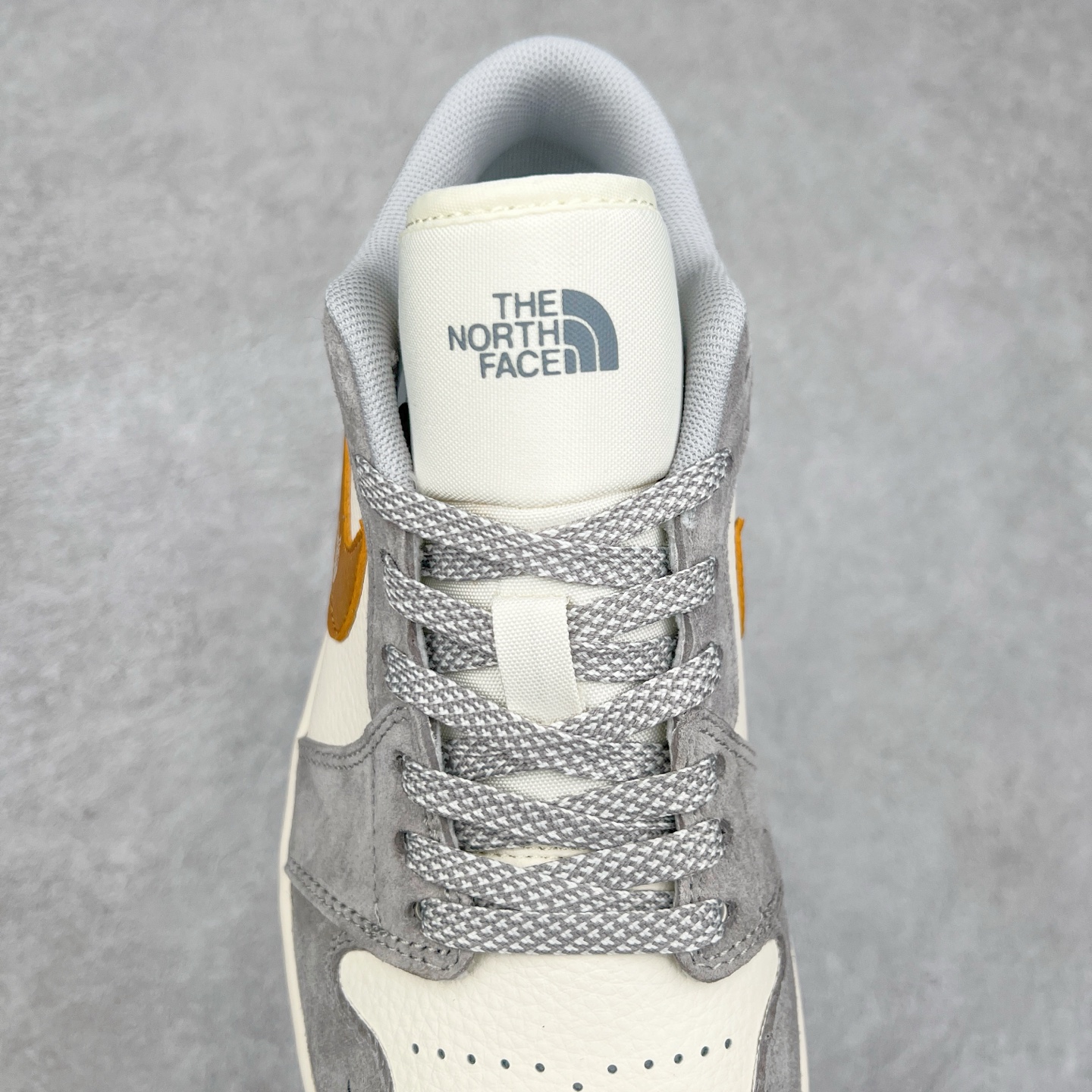 图片[5]-Air Jordan AJ1 Low 低帮定制 DM9188-015 原厂内置气垫魔块 A模大底 头层小牛皮 鞋舌AJ原厂专用牛津布+AJ专用反口珍珠布+原厂无杂质高弹内里海棉+特殊封边弹力鞋带 尺码：36 36.5 37.5 38 38.5 39 40 40.5 41 42 42.5 43 44 44.5 45 46 47.5-选品中心