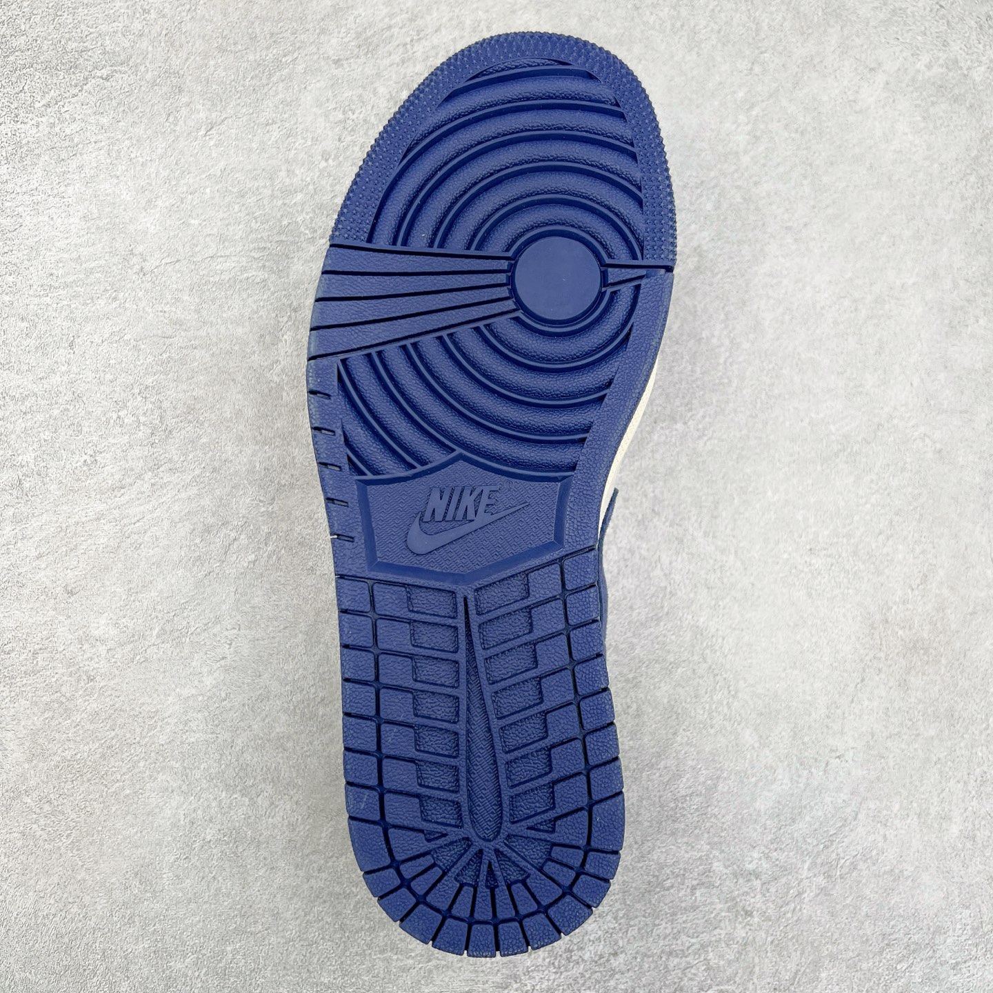 图片[9]-Air Jordan AJ1 Low 低帮定制 DM9188-007 原厂内置气垫魔块 A模大底 头层小牛皮 鞋舌AJ原厂专用牛津布+AJ专用反口珍珠布+原厂无杂质高弹内里海棉+特殊封边弹力鞋带 尺码：36 36.5 37.5 38 38.5 39 40 40.5 41 42 42.5 43 44 44.5 45 46 47.5-选品中心