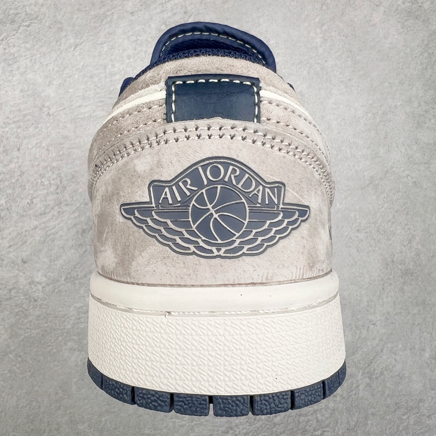 图片[8]-Air Jordan AJ1 Low 低帮定制 DM9188-016 原厂内置气垫魔块 A模大底 头层小牛皮 鞋舌AJ原厂专用牛津布+AJ专用反口珍珠布+原厂无杂质高弹内里海棉+特殊封边弹力鞋带 尺码：36 36.5 37.5 38 38.5 39 40 40.5 41 42 42.5 43 44 44.5 45 46 47.5-选品中心