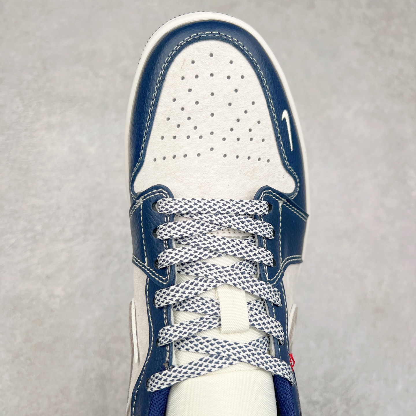 图片[4]-Air Jordan AJ1 Low 低帮定制 DM9188-016 原厂内置气垫魔块 A模大底 头层小牛皮 鞋舌AJ原厂专用牛津布+AJ专用反口珍珠布+原厂无杂质高弹内里海棉+特殊封边弹力鞋带 尺码：36 36.5 37.5 38 38.5 39 40 40.5 41 42 42.5 43 44 44.5 45 46 47.5-选品中心