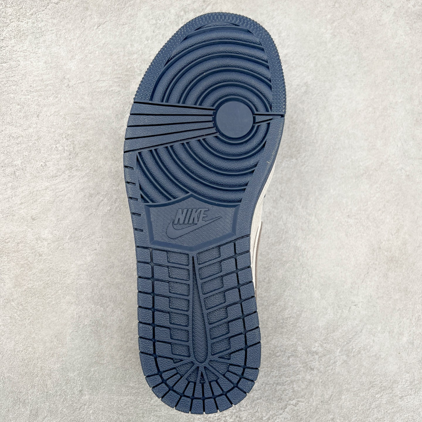 图片[9]-Air Jordan AJ1 Low 低帮定制 DM9188-016 原厂内置气垫魔块 A模大底 头层小牛皮 鞋舌AJ原厂专用牛津布+AJ专用反口珍珠布+原厂无杂质高弹内里海棉+特殊封边弹力鞋带 尺码：36 36.5 37.5 38 38.5 39 40 40.5 41 42 42.5 43 44 44.5 45 46 47.5-选品中心