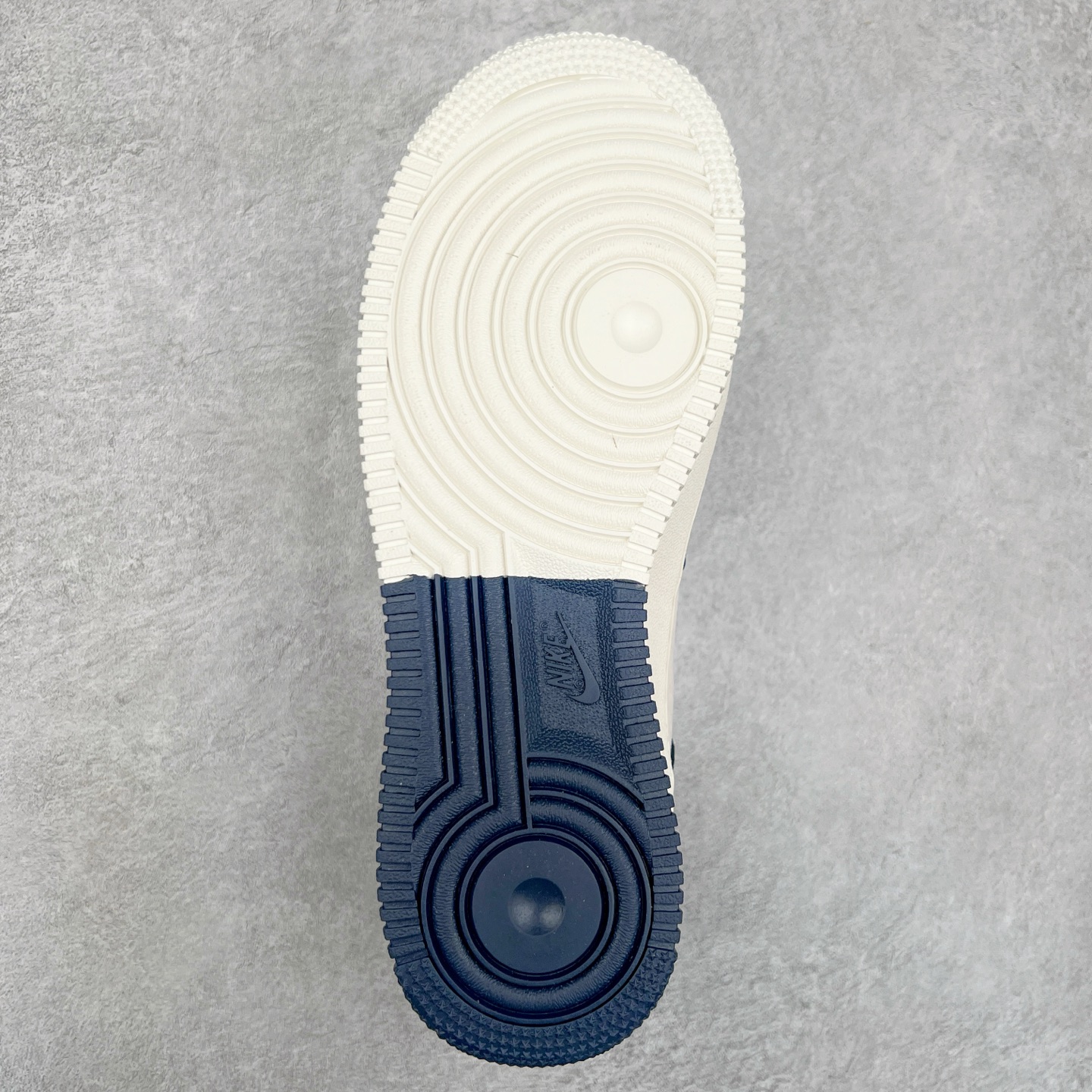 图片[9]-NK Air Force 1´07 Low 空军一号低帮百搭休闲运动板鞋 DM6688-047 柔软、弹性十足的缓震性能和出色的中底设计 横跨复古与现代的外型结合 造就出风靡全球 三十多年的Force 1 直到今天还深受青睐 尺码：36 36.5 37.5 38 38.5 39 40 40.5 41 42 42.5 43 44 44.5 45-选品中心