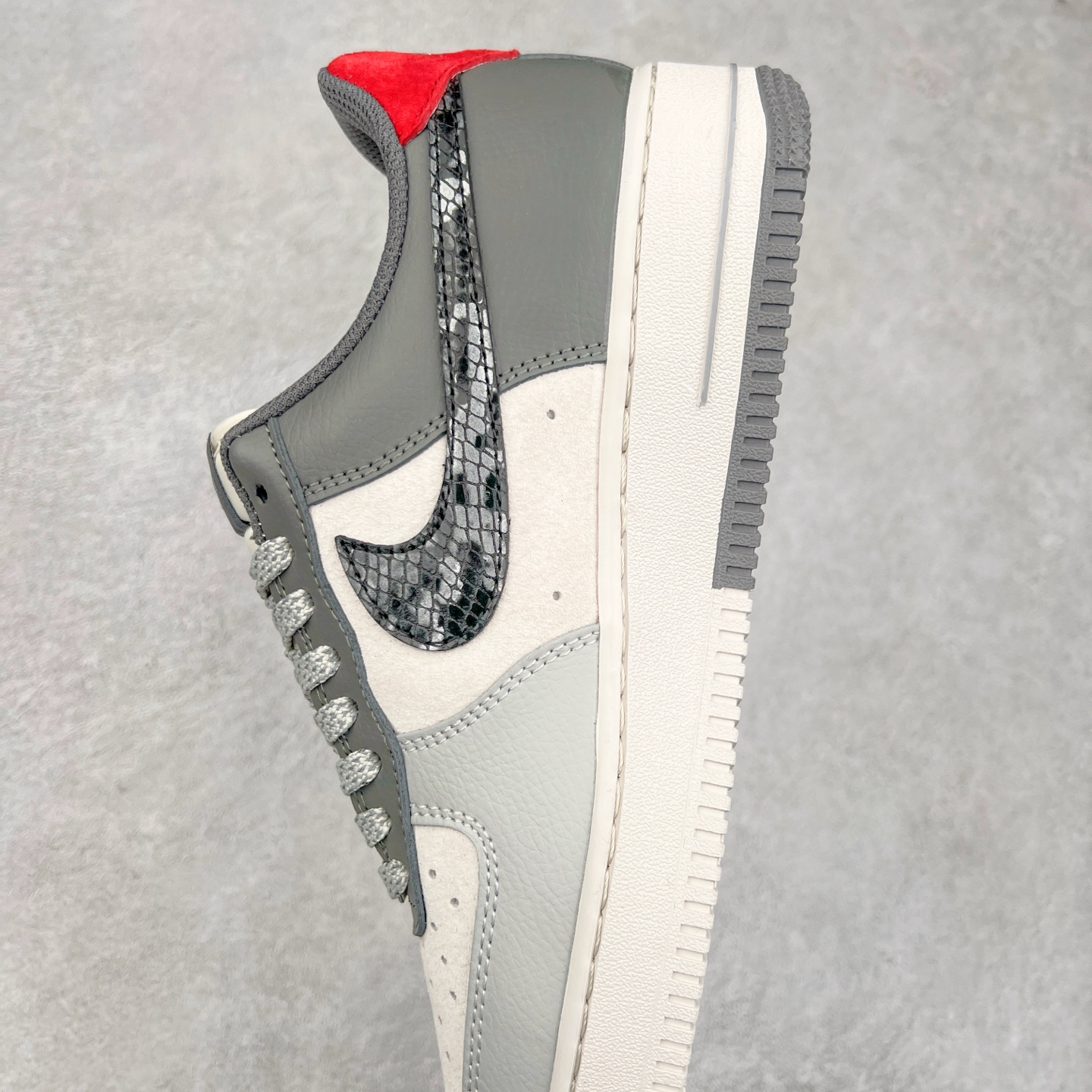 图片[7]-NK Air Force 1´07 Low 空军一号低帮百搭休闲运动板鞋 DM6688-047 柔软、弹性十足的缓震性能和出色的中底设计 横跨复古与现代的外型结合 造就出风靡全球 三十多年的Force 1 直到今天还深受青睐 尺码：36 36.5 37.5 38 38.5 39 40 40.5 41 42 42.5 43 44 44.5 45-选品中心