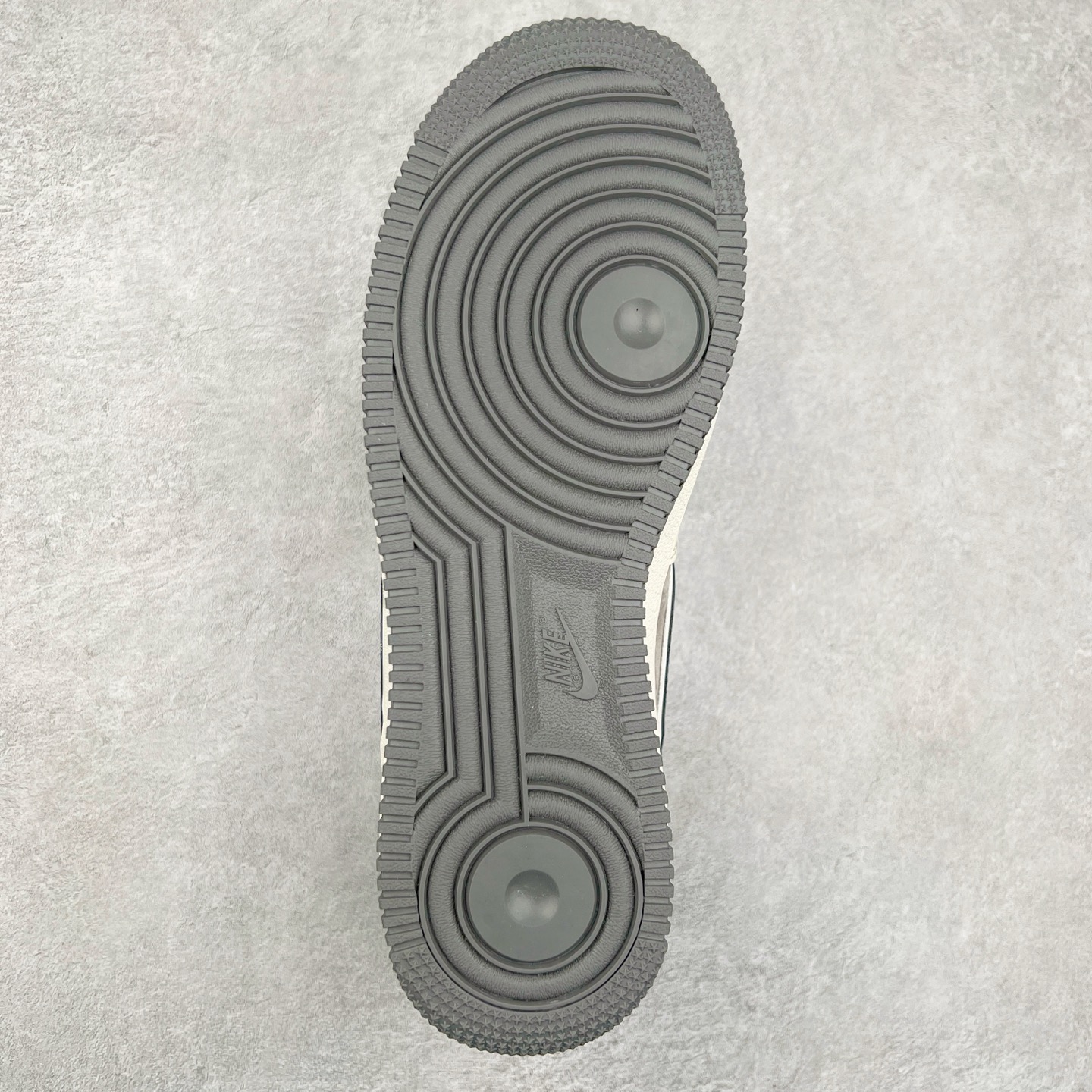 图片[9]-NK Air Force 1´07 Low 空军一号低帮百搭休闲运动板鞋 DM6688-047 柔软、弹性十足的缓震性能和出色的中底设计 横跨复古与现代的外型结合 造就出风靡全球 三十多年的Force 1 直到今天还深受青睐 尺码：36 36.5 37.5 38 38.5 39 40 40.5 41 42 42.5 43 44 44.5 45-选品中心