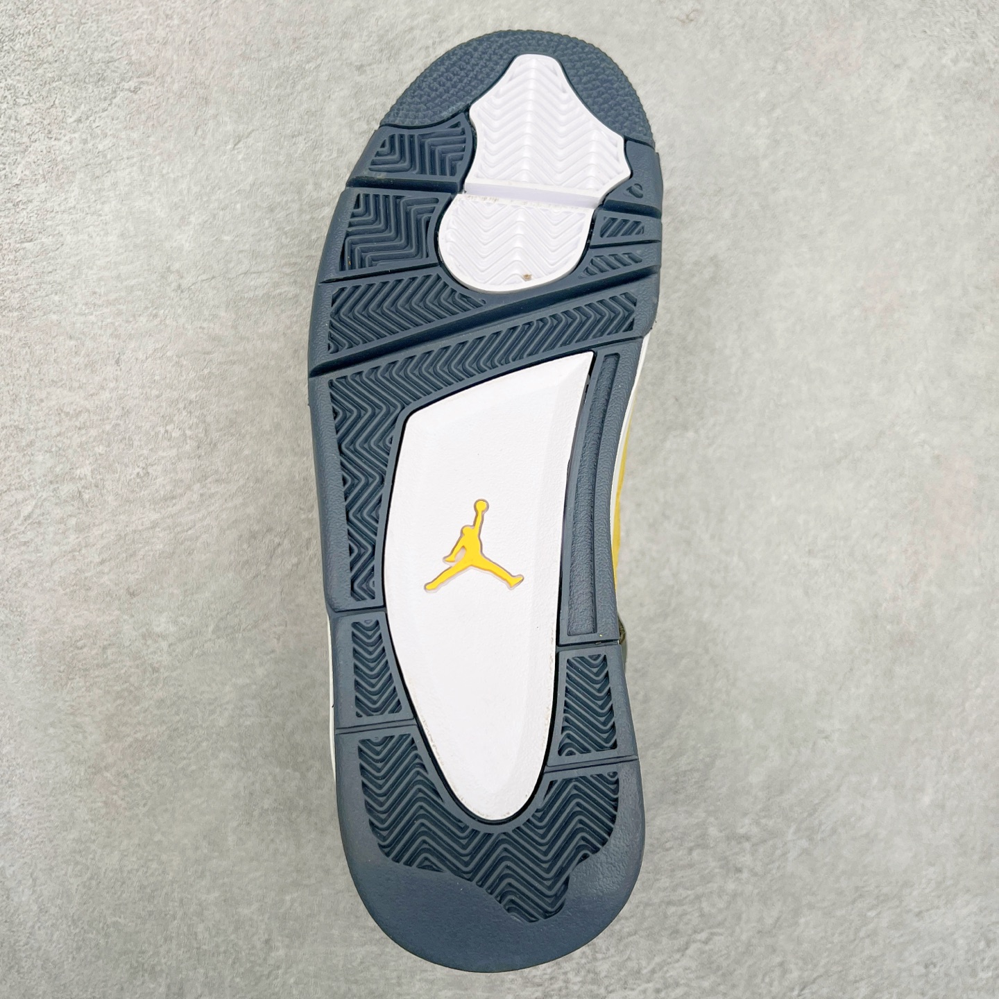 图片[9]-＃头层特价福利 Air Jordan AJ4/AJ3 Retro 系列 头层皮料加持 大厂出品 原纸板楦头开发 完美鞋型匹配公司货 正确TPU鞋舌锁扣 乳胶鞋垫 最新原厂底模 大底卡色咬花完美 鞋柜必备鞋款 终端现货供应 尺码：36 36.5 37.5 38 38.5 39 40 40.5 41 42 42.5 43 44 44.5 45 46 47.5-选品中心