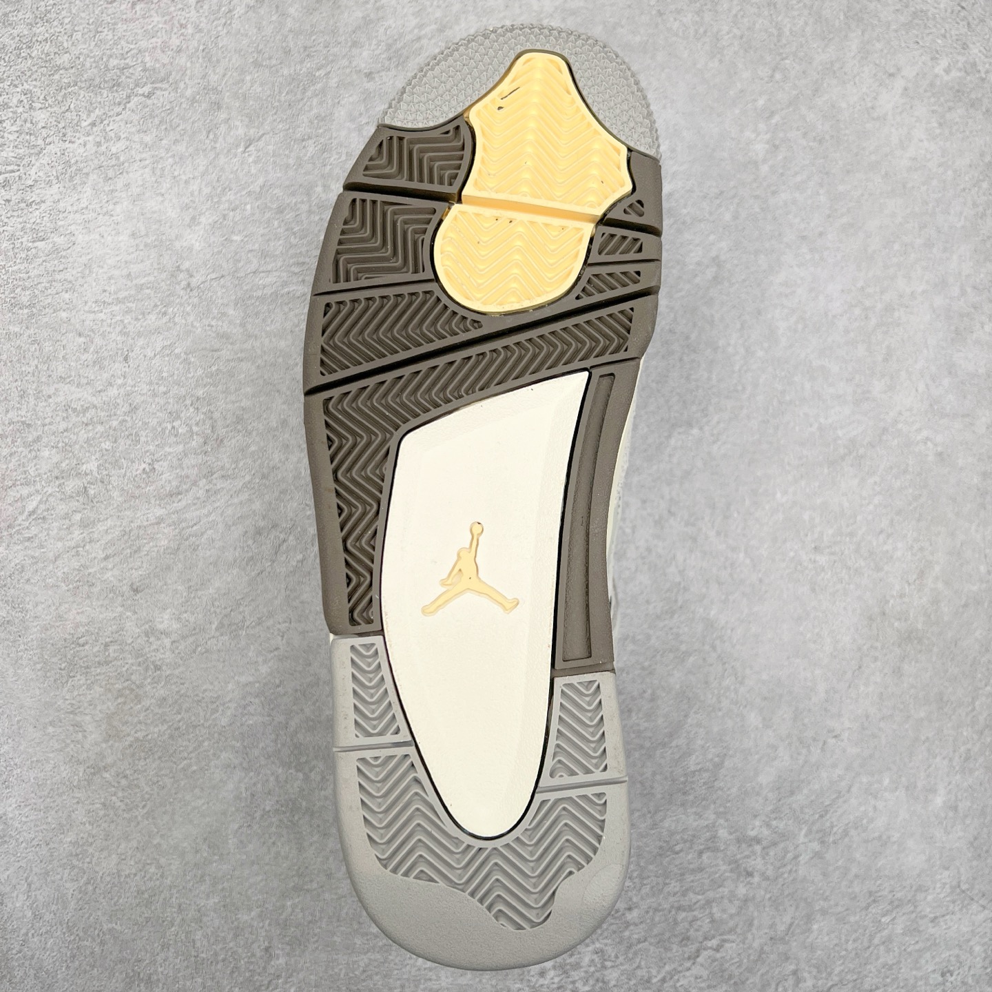 图片[9]-＃头层特价福利 Air Jordan AJ4/AJ3 Retro 系列 头层皮料加持 大厂出品 原纸板楦头开发 完美鞋型匹配公司货 正确TPU鞋舌锁扣 乳胶鞋垫 最新原厂底模 大底卡色咬花完美 鞋柜必备鞋款 终端现货供应 尺码：36 36.5 37.5 38 38.5 39 40 40.5 41 42 42.5 43 44 44.5 45 46 47.5-选品中心