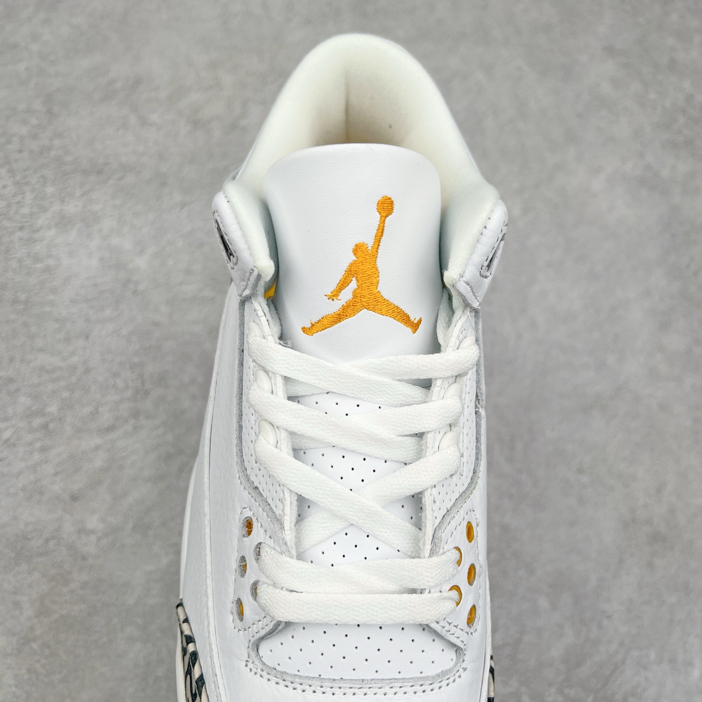 图片[5]-＃头层特价福利 Air Jordan AJ4/AJ3 Retro 系列 头层皮料加持 大厂出品 原纸板楦头开发 完美鞋型匹配公司货 正确TPU鞋舌锁扣 乳胶鞋垫 最新原厂底模 大底卡色咬花完美 鞋柜必备鞋款 终端现货供应 尺码：36 36.5 37.5 38 38.5 39 40 40.5 41 42 42.5 43 44 44.5 45 46 47.5-选品中心