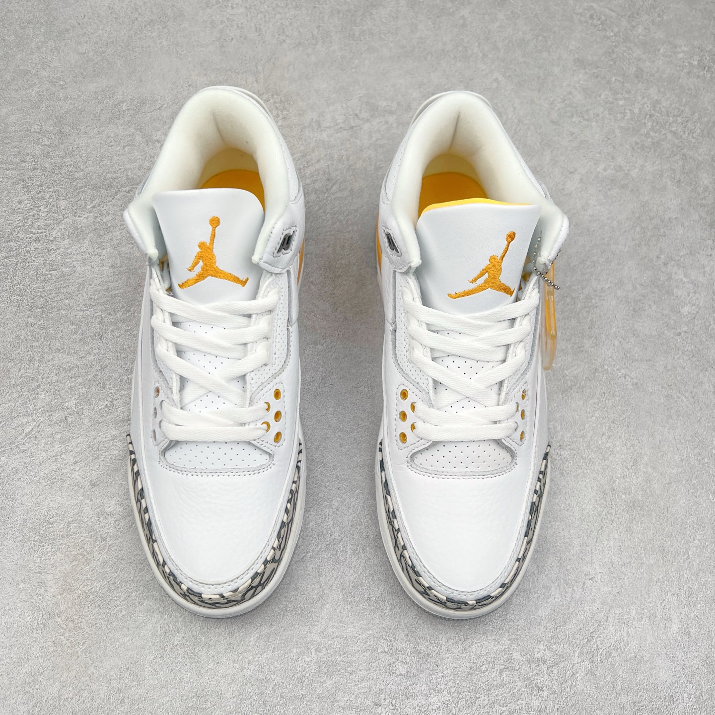 图片[2]-＃头层特价福利 Air Jordan AJ4/AJ3 Retro 系列 头层皮料加持 大厂出品 原纸板楦头开发 完美鞋型匹配公司货 正确TPU鞋舌锁扣 乳胶鞋垫 最新原厂底模 大底卡色咬花完美 鞋柜必备鞋款 终端现货供应 尺码：36 36.5 37.5 38 38.5 39 40 40.5 41 42 42.5 43 44 44.5 45 46 47.5-选品中心