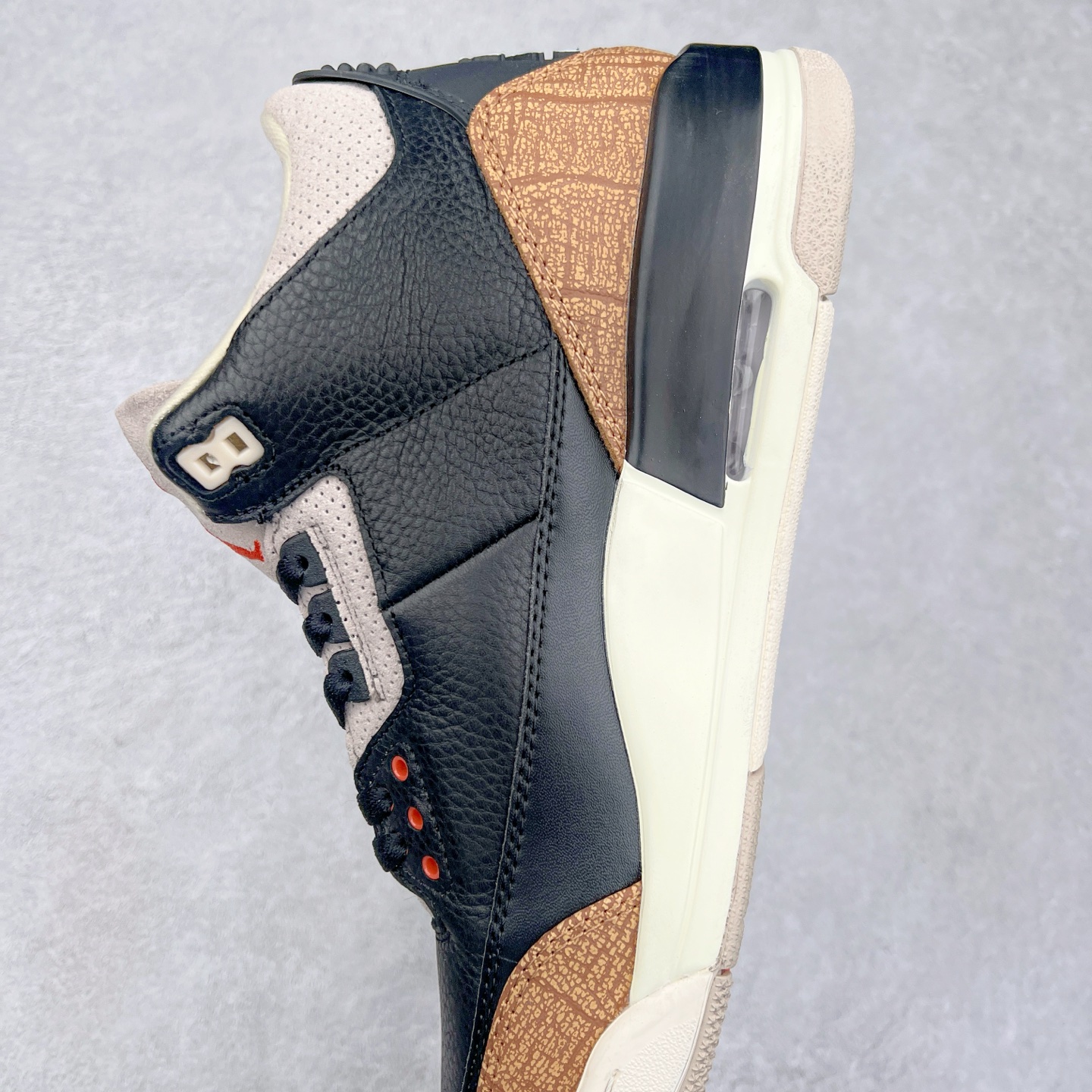 图片[7]-＃头层特价福利 Air Jordan AJ4/AJ3 Retro 系列 头层皮料加持 大厂出品 原纸板楦头开发 完美鞋型匹配公司货 正确TPU鞋舌锁扣 乳胶鞋垫 最新原厂底模 大底卡色咬花完美 鞋柜必备鞋款 终端现货供应 尺码：36 36.5 37.5 38 38.5 39 40 40.5 41 42 42.5 43 44 44.5 45 46 47.5-选品中心