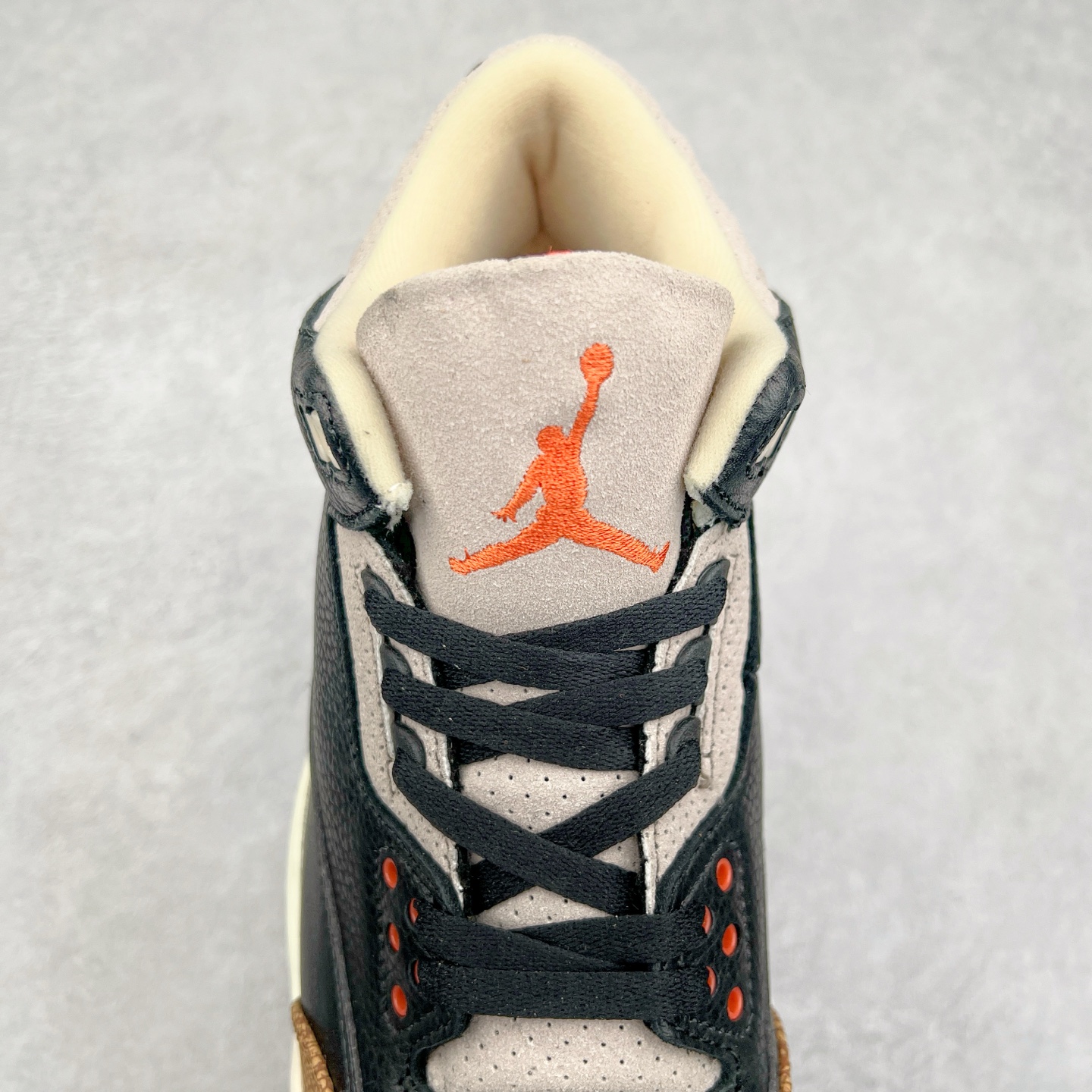 图片[5]-＃头层特价福利 Air Jordan AJ4/AJ3 Retro 系列 头层皮料加持 大厂出品 原纸板楦头开发 完美鞋型匹配公司货 正确TPU鞋舌锁扣 乳胶鞋垫 最新原厂底模 大底卡色咬花完美 鞋柜必备鞋款 终端现货供应 尺码：36 36.5 37.5 38 38.5 39 40 40.5 41 42 42.5 43 44 44.5 45 46 47.5-选品中心