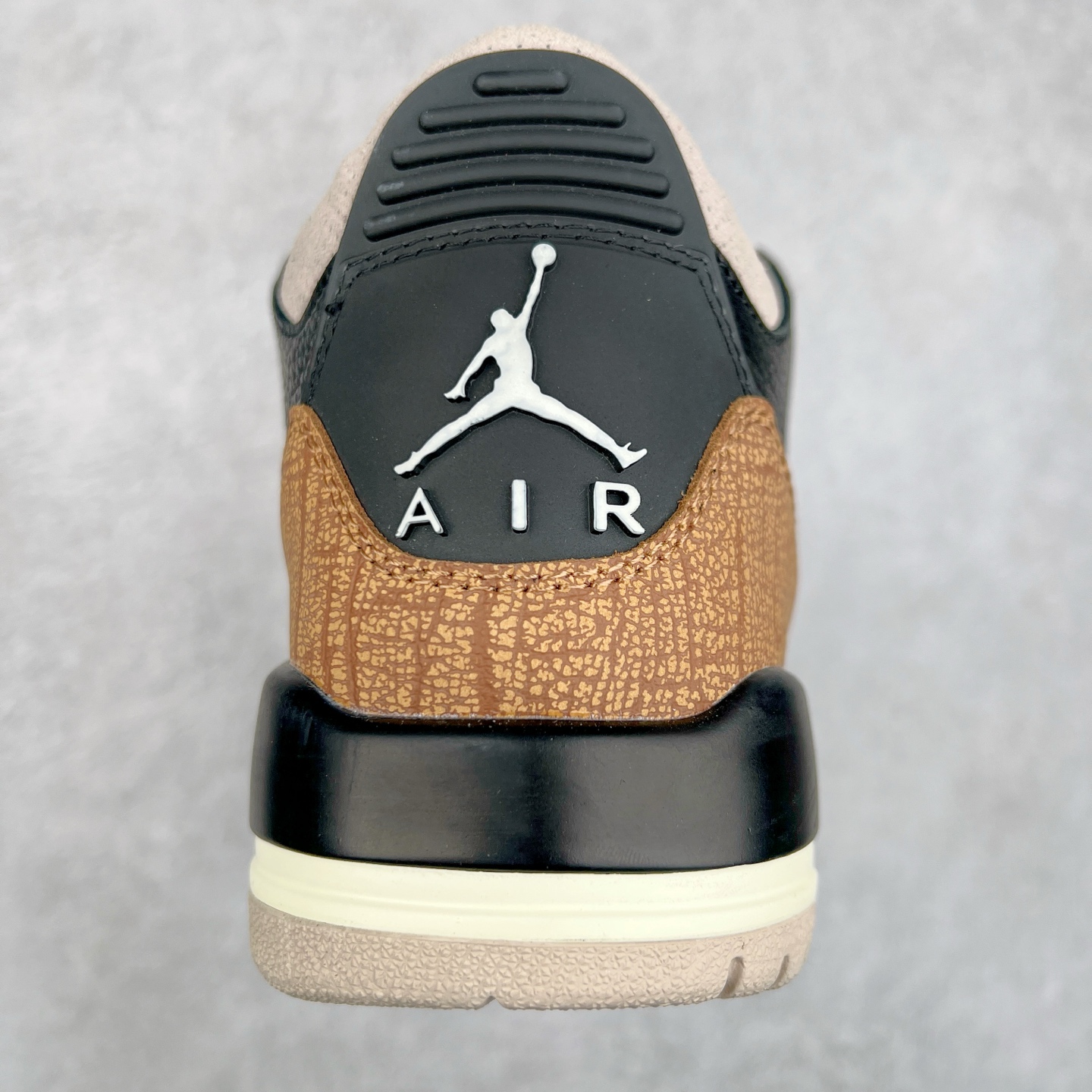图片[8]-＃头层特价福利 Air Jordan AJ4/AJ3 Retro 系列 头层皮料加持 大厂出品 原纸板楦头开发 完美鞋型匹配公司货 正确TPU鞋舌锁扣 乳胶鞋垫 最新原厂底模 大底卡色咬花完美 鞋柜必备鞋款 终端现货供应 尺码：36 36.5 37.5 38 38.5 39 40 40.5 41 42 42.5 43 44 44.5 45 46 47.5-选品中心
