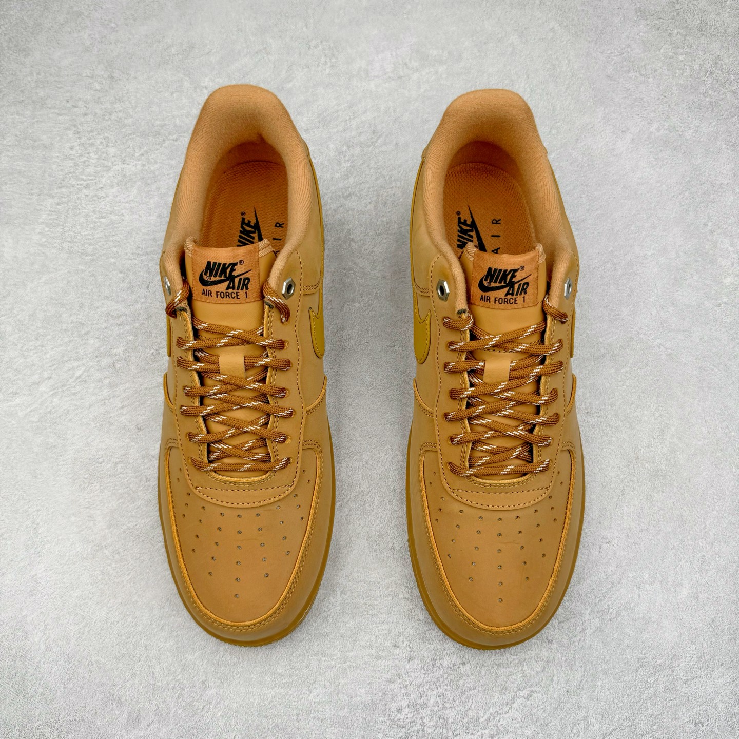 图片[2]-＃福利特价 NK Air Force 1 Low 07 LV8 \\\”Wheat Flax\\\” 空军一号低帮 小麦色 CJ9179-200 全网最具性价比版本没有之一 2022全新楦头鞋型 鱼鳞大底 历时开发三个月 清洁度完美 二维码鞋标 内置芯片及solo气垫 大底高度及其弧度依照正品 钢印 logo刺绣 鞋口弧度 鞋头长度 鞋面冲孔 鞋垫背胶及钢印 完美鞋型对比正品 每一处都是细节满满 尺码：35.5 36 36.5 37.5 38 38.5 39 40 40.5 41 42 42.5 43 44 44.5 45 46 47.5-选品中心