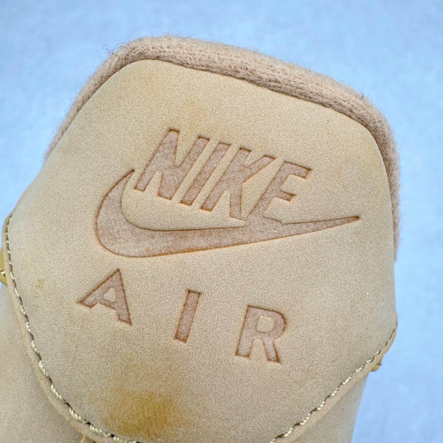 图片[15]-＃福利特价 NK Air Force 1 Low 07 LV8 \\\”Wheat Flax\\\” 空军一号低帮 小麦色 CJ9179-200 全网最具性价比版本没有之一 2022全新楦头鞋型 鱼鳞大底 历时开发三个月 清洁度完美 二维码鞋标 内置芯片及solo气垫 大底高度及其弧度依照正品 钢印 logo刺绣 鞋口弧度 鞋头长度 鞋面冲孔 鞋垫背胶及钢印 完美鞋型对比正品 每一处都是细节满满 尺码：35.5 36 36.5 37.5 38 38.5 39 40 40.5 41 42 42.5 43 44 44.5 45 46 47.5-选品中心