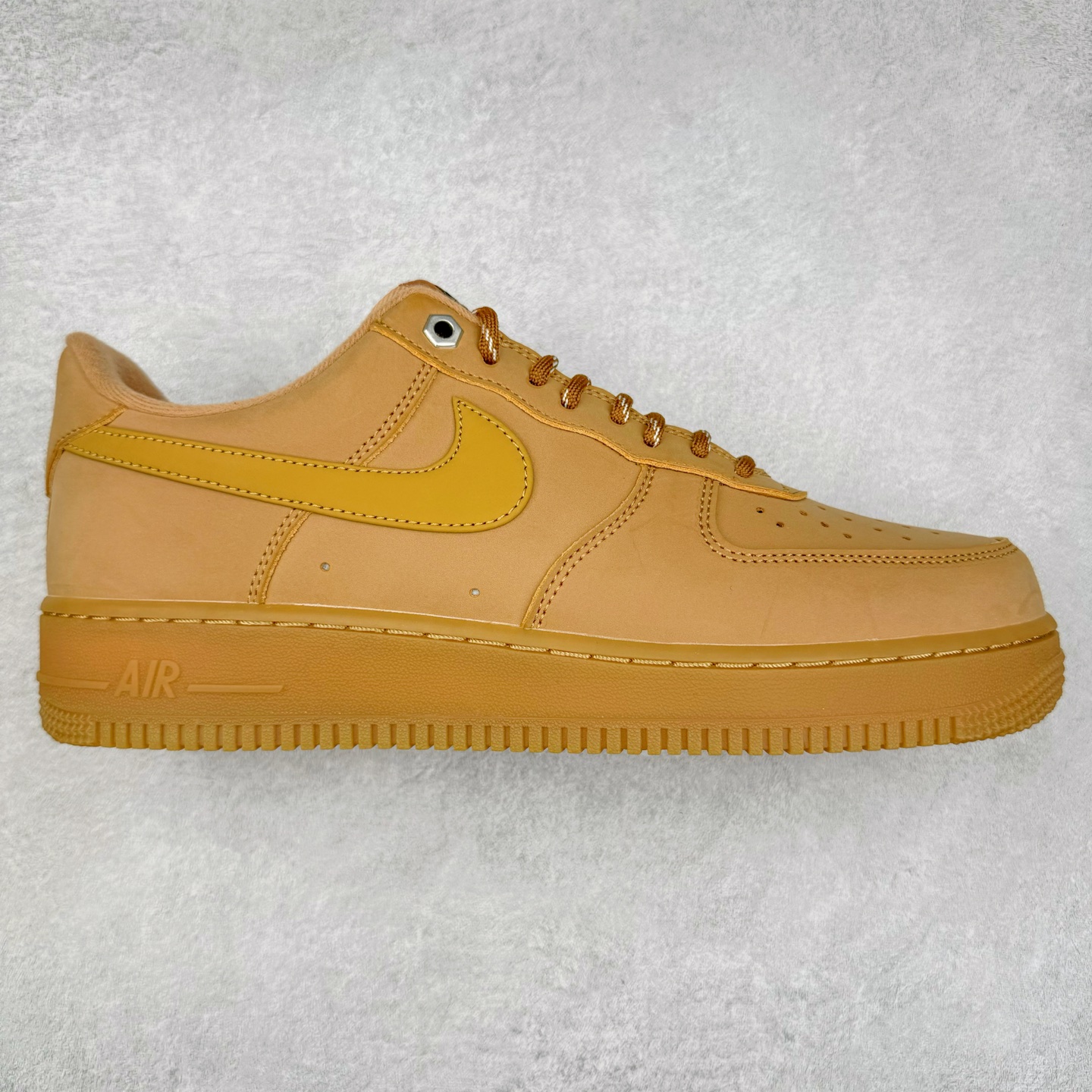 ＃福利特价 NK Air Force 1 Low 07 LV8 \\\”Wheat Flax\\\” 空军一号低帮 小麦色 CJ9179-200 全网最具性价比版本没有之一 2022全新楦头鞋型 鱼鳞大底 历时开发三个月 清洁度完美 二维码鞋标 内置芯片及solo气垫 大底高度及其弧度依照正品 钢印 logo刺绣 鞋口弧度 鞋头长度 鞋面冲孔 鞋垫背胶及钢印 完美鞋型对比正品 每一处都是细节满满 尺码：35.5 36 36.5 37.5 38 38.5 39 40 40.5 41 42 42.5 43 44 44.5 45 46 47.5-选品中心