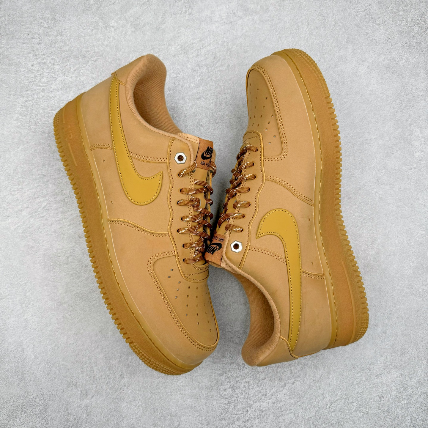 图片[3]-＃福利特价 NK Air Force 1 Low 07 LV8 \\\”Wheat Flax\\\” 空军一号低帮 小麦色 CJ9179-200 全网最具性价比版本没有之一 2022全新楦头鞋型 鱼鳞大底 历时开发三个月 清洁度完美 二维码鞋标 内置芯片及solo气垫 大底高度及其弧度依照正品 钢印 logo刺绣 鞋口弧度 鞋头长度 鞋面冲孔 鞋垫背胶及钢印 完美鞋型对比正品 每一处都是细节满满 尺码：35.5 36 36.5 37.5 38 38.5 39 40 40.5 41 42 42.5 43 44 44.5 45 46 47.5-选品中心