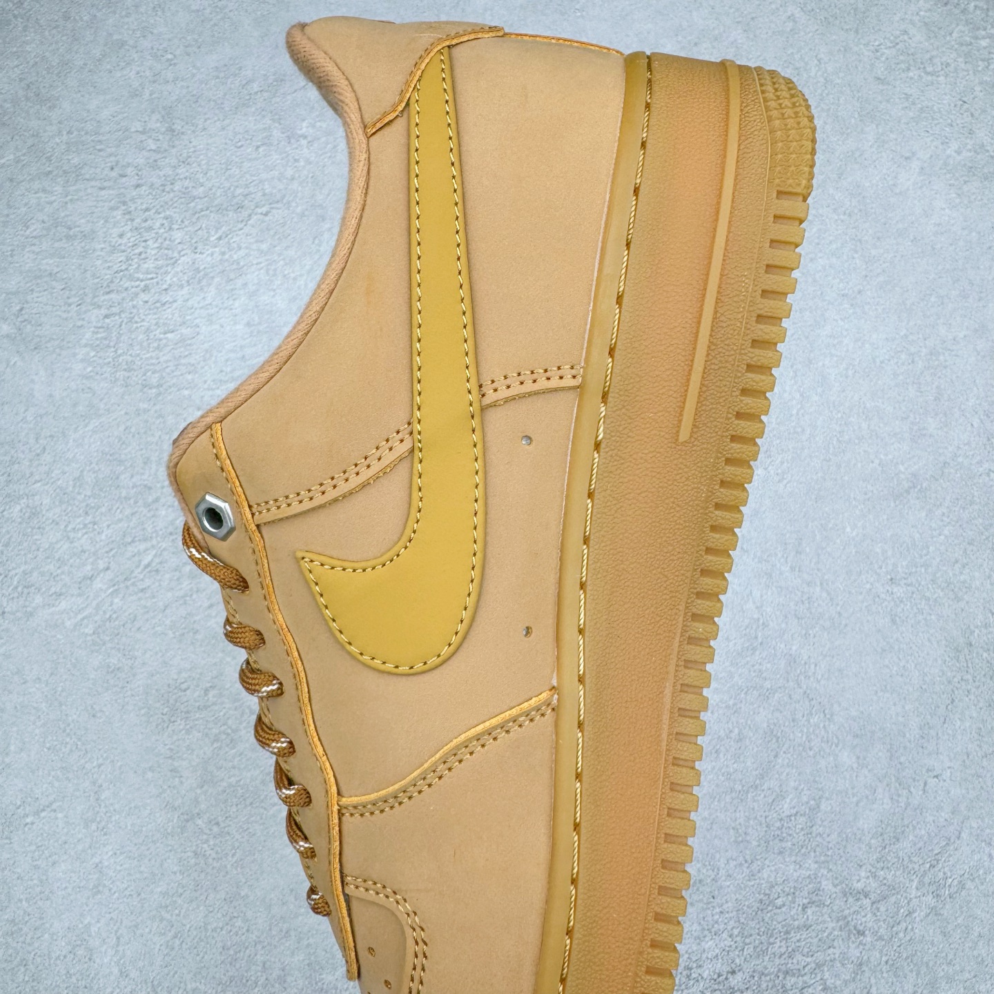 图片[7]-＃福利特价 NK Air Force 1 Low 07 LV8 \\\”Wheat Flax\\\” 空军一号低帮 小麦色 CJ9179-200 全网最具性价比版本没有之一 2022全新楦头鞋型 鱼鳞大底 历时开发三个月 清洁度完美 二维码鞋标 内置芯片及solo气垫 大底高度及其弧度依照正品 钢印 logo刺绣 鞋口弧度 鞋头长度 鞋面冲孔 鞋垫背胶及钢印 完美鞋型对比正品 每一处都是细节满满 尺码：35.5 36 36.5 37.5 38 38.5 39 40 40.5 41 42 42.5 43 44 44.5 45 46 47.5-选品中心