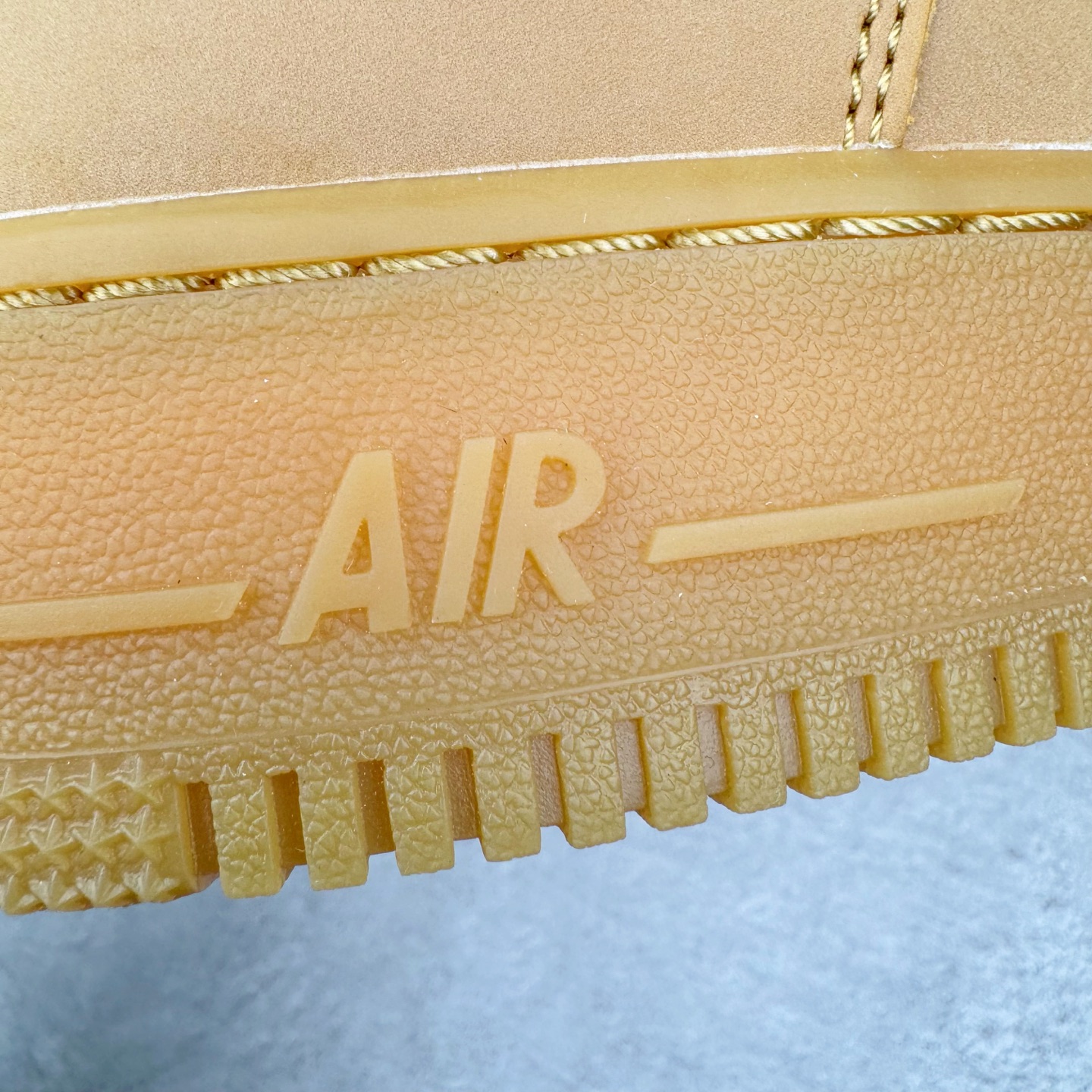 图片[18]-＃福利特价 NK Air Force 1 Low 07 LV8 \\\”Wheat Flax\\\” 空军一号低帮 小麦色 CJ9179-200 全网最具性价比版本没有之一 2022全新楦头鞋型 鱼鳞大底 历时开发三个月 清洁度完美 二维码鞋标 内置芯片及solo气垫 大底高度及其弧度依照正品 钢印 logo刺绣 鞋口弧度 鞋头长度 鞋面冲孔 鞋垫背胶及钢印 完美鞋型对比正品 每一处都是细节满满 尺码：35.5 36 36.5 37.5 38 38.5 39 40 40.5 41 42 42.5 43 44 44.5 45 46 47.5-选品中心