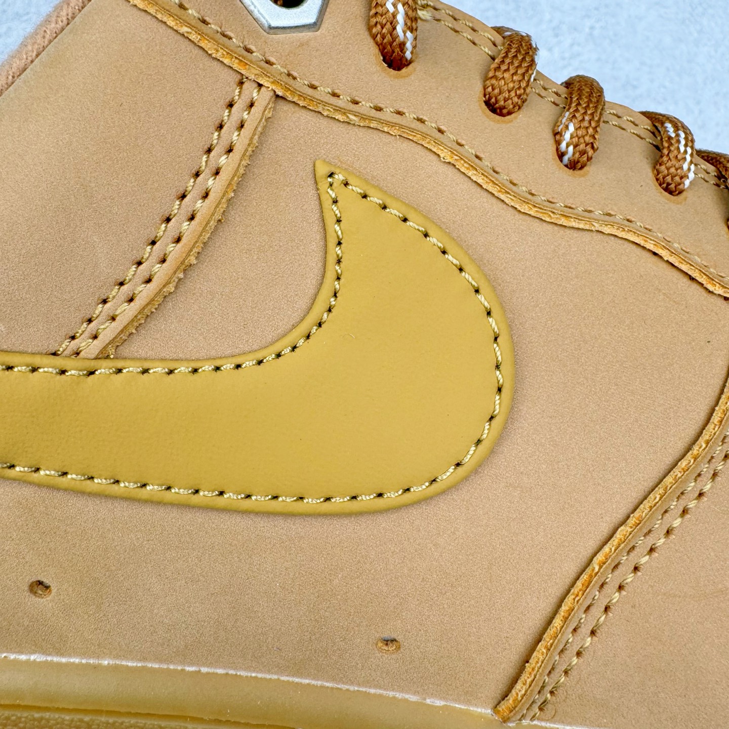 图片[17]-＃福利特价 NK Air Force 1 Low 07 LV8 \\\”Wheat Flax\\\” 空军一号低帮 小麦色 CJ9179-200 全网最具性价比版本没有之一 2022全新楦头鞋型 鱼鳞大底 历时开发三个月 清洁度完美 二维码鞋标 内置芯片及solo气垫 大底高度及其弧度依照正品 钢印 logo刺绣 鞋口弧度 鞋头长度 鞋面冲孔 鞋垫背胶及钢印 完美鞋型对比正品 每一处都是细节满满 尺码：35.5 36 36.5 37.5 38 38.5 39 40 40.5 41 42 42.5 43 44 44.5 45 46 47.5-选品中心