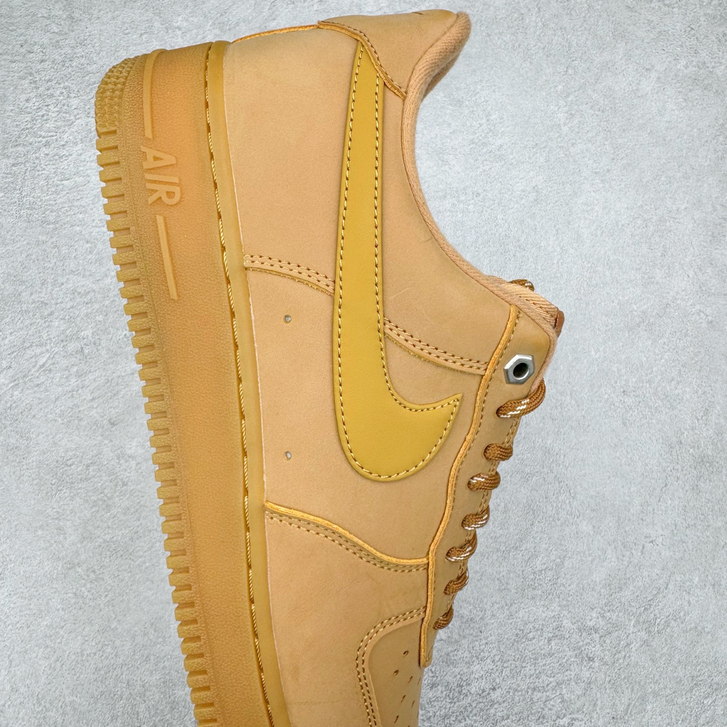 图片[6]-＃福利特价 NK Air Force 1 Low 07 LV8 \\\”Wheat Flax\\\” 空军一号低帮 小麦色 CJ9179-200 全网最具性价比版本没有之一 2022全新楦头鞋型 鱼鳞大底 历时开发三个月 清洁度完美 二维码鞋标 内置芯片及solo气垫 大底高度及其弧度依照正品 钢印 logo刺绣 鞋口弧度 鞋头长度 鞋面冲孔 鞋垫背胶及钢印 完美鞋型对比正品 每一处都是细节满满 尺码：35.5 36 36.5 37.5 38 38.5 39 40 40.5 41 42 42.5 43 44 44.5 45 46 47.5-选品中心