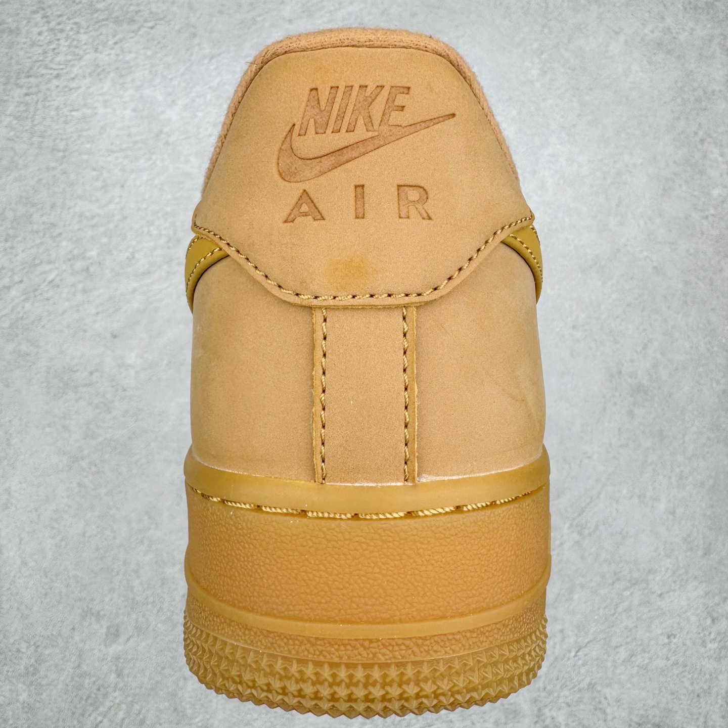 图片[8]-＃福利特价 NK Air Force 1 Low 07 LV8 \\\”Wheat Flax\\\” 空军一号低帮 小麦色 CJ9179-200 全网最具性价比版本没有之一 2022全新楦头鞋型 鱼鳞大底 历时开发三个月 清洁度完美 二维码鞋标 内置芯片及solo气垫 大底高度及其弧度依照正品 钢印 logo刺绣 鞋口弧度 鞋头长度 鞋面冲孔 鞋垫背胶及钢印 完美鞋型对比正品 每一处都是细节满满 尺码：35.5 36 36.5 37.5 38 38.5 39 40 40.5 41 42 42.5 43 44 44.5 45 46 47.5-选品中心