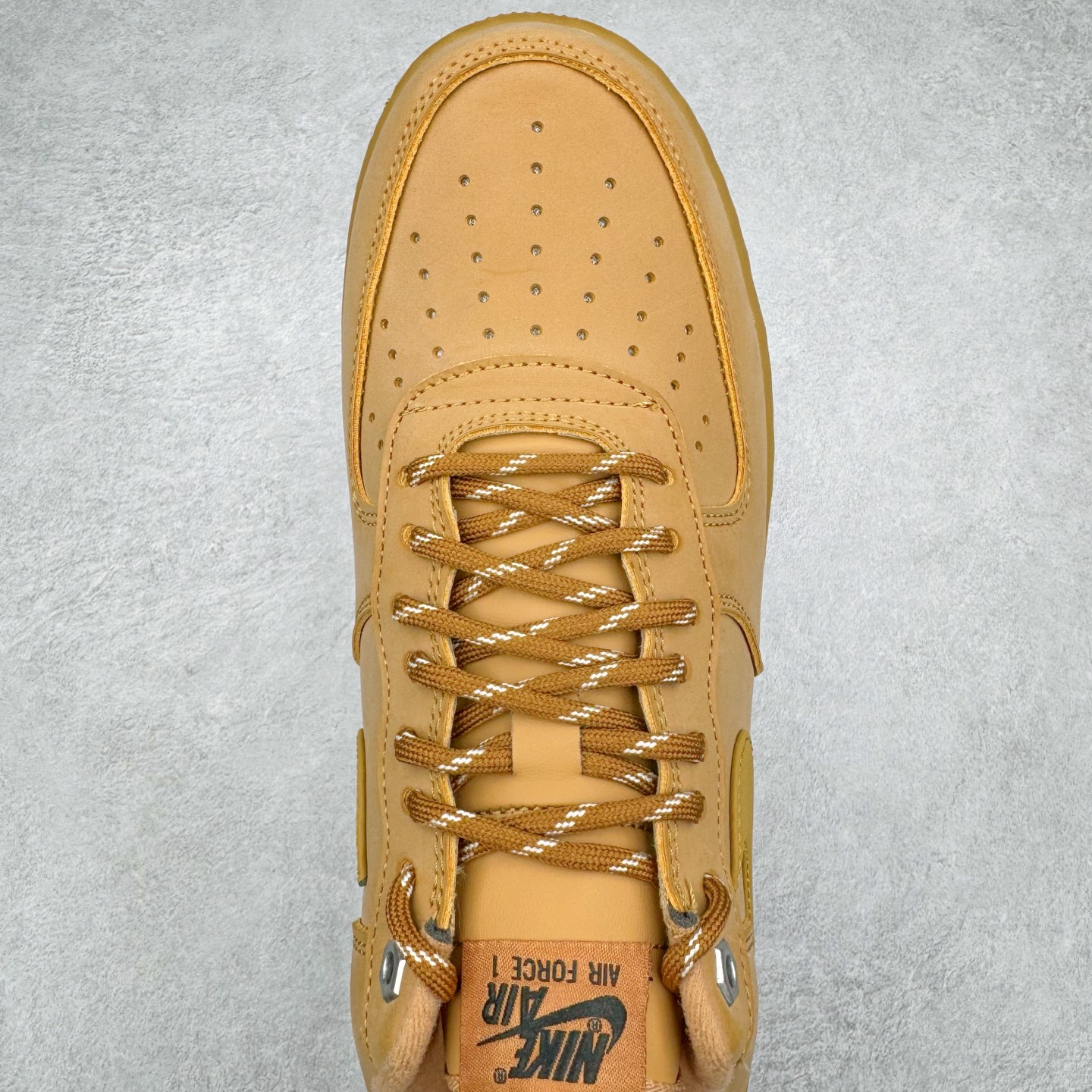 图片[4]-＃福利特价 NK Air Force 1 Low 07 LV8 \\\”Wheat Flax\\\” 空军一号低帮 小麦色 CJ9179-200 全网最具性价比版本没有之一 2022全新楦头鞋型 鱼鳞大底 历时开发三个月 清洁度完美 二维码鞋标 内置芯片及solo气垫 大底高度及其弧度依照正品 钢印 logo刺绣 鞋口弧度 鞋头长度 鞋面冲孔 鞋垫背胶及钢印 完美鞋型对比正品 每一处都是细节满满 尺码：35.5 36 36.5 37.5 38 38.5 39 40 40.5 41 42 42.5 43 44 44.5 45 46 47.5-选品中心