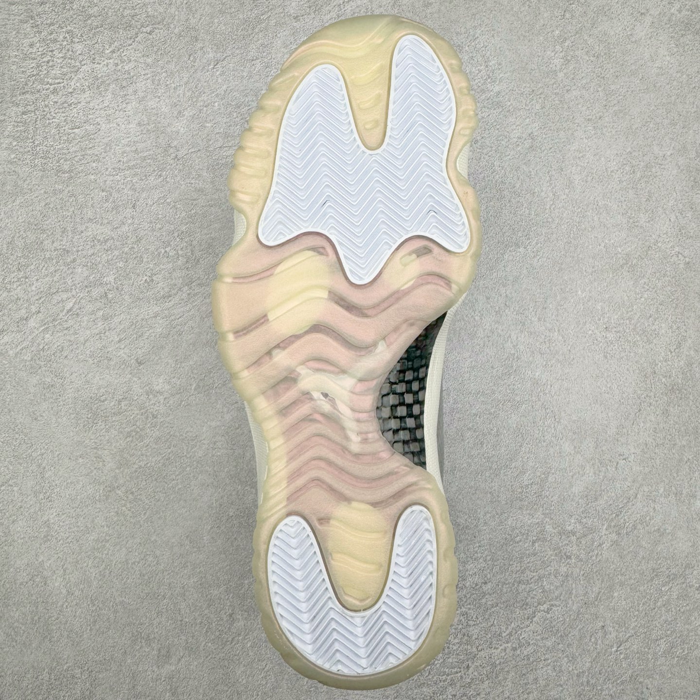 图片[9]-＃B版 Air Jordan AJ11 Retro Low CNY蛇年限定 HQ7000-001 此版本只针对中端市场 皮料材质有所更替 真碳板加持 进口漆皮 防冻不开裂 头层皮料 原装鞋撑 水晶大底正确色度色泽 原楦原数据刺绣 原厂车缝走线及对位 毫厘不差 飞人logo采用原数据电脑刺绣 原装正品碳纤维真实碳板 增强抗扭 原内标 原盒标 正确官方原盒 防氧化水晶外底 原厂配套全掌solo气垫 尺码：36 36.5 37.5 38 38.5 39 40 40.5 41 42 42.5 43 44 44.5 45 46 47.5-选品中心