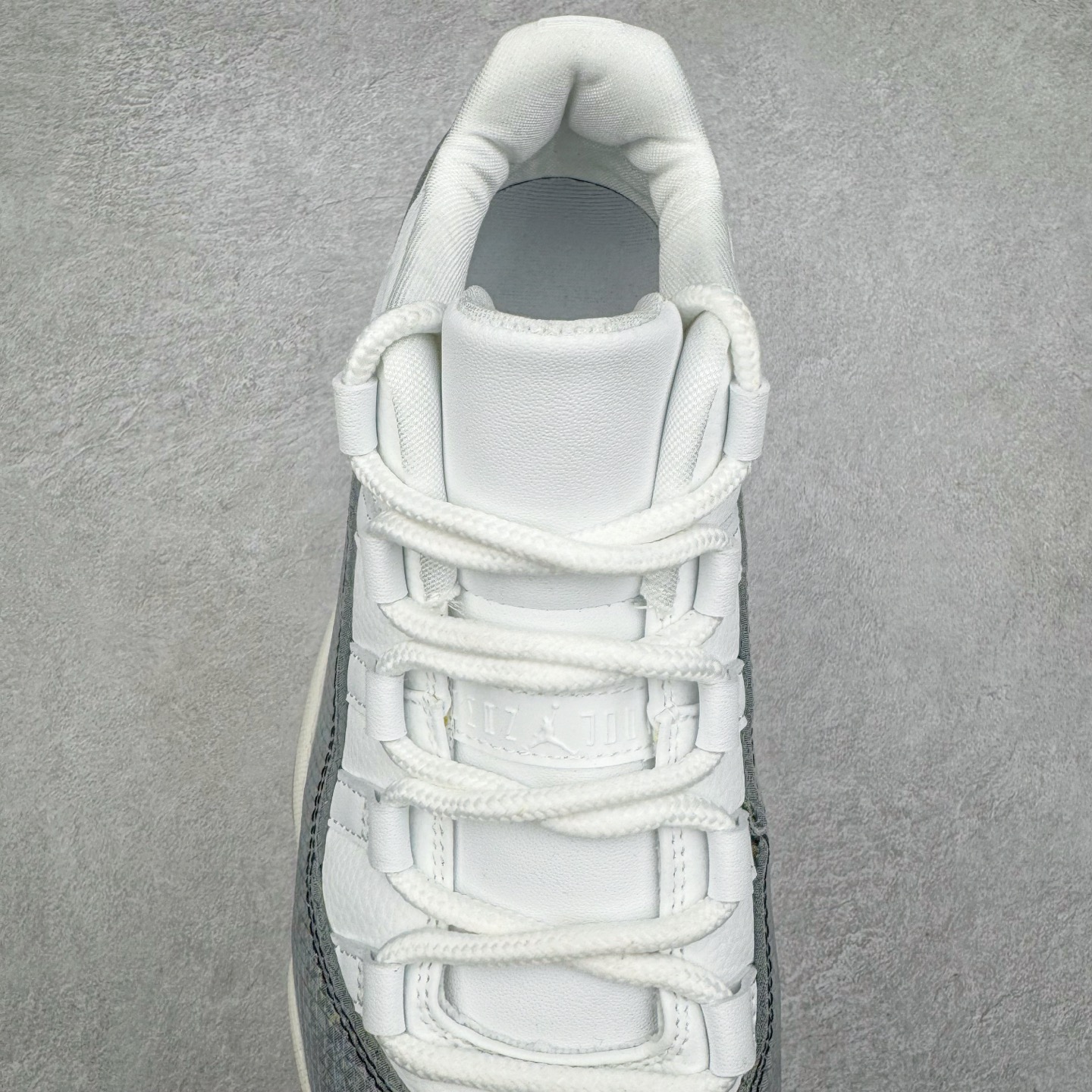 图片[5]-＃B版 Air Jordan AJ11 Retro Low CNY蛇年限定 HQ7000-001 此版本只针对中端市场 皮料材质有所更替 真碳板加持 进口漆皮 防冻不开裂 头层皮料 原装鞋撑 水晶大底正确色度色泽 原楦原数据刺绣 原厂车缝走线及对位 毫厘不差 飞人logo采用原数据电脑刺绣 原装正品碳纤维真实碳板 增强抗扭 原内标 原盒标 正确官方原盒 防氧化水晶外底 原厂配套全掌solo气垫 尺码：36 36.5 37.5 38 38.5 39 40 40.5 41 42 42.5 43 44 44.5 45 46 47.5-选品中心