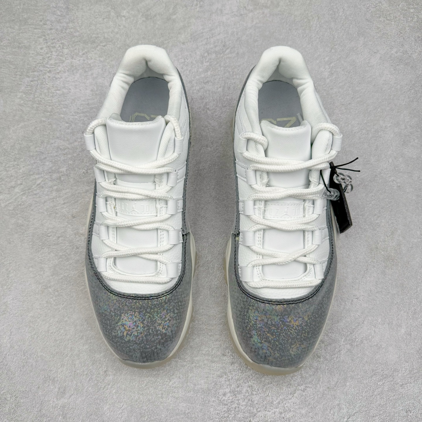 图片[2]-＃B版 Air Jordan AJ11 Retro Low CNY蛇年限定 HQ7000-001 此版本只针对中端市场 皮料材质有所更替 真碳板加持 进口漆皮 防冻不开裂 头层皮料 原装鞋撑 水晶大底正确色度色泽 原楦原数据刺绣 原厂车缝走线及对位 毫厘不差 飞人logo采用原数据电脑刺绣 原装正品碳纤维真实碳板 增强抗扭 原内标 原盒标 正确官方原盒 防氧化水晶外底 原厂配套全掌solo气垫 尺码：36 36.5 37.5 38 38.5 39 40 40.5 41 42 42.5 43 44 44.5 45 46 47.5-选品中心