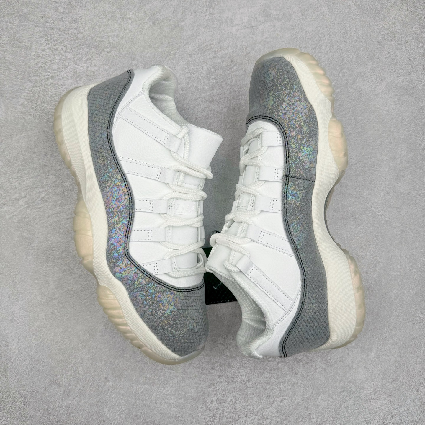 图片[3]-＃B版 Air Jordan AJ11 Retro Low CNY蛇年限定 HQ7000-001 此版本只针对中端市场 皮料材质有所更替 真碳板加持 进口漆皮 防冻不开裂 头层皮料 原装鞋撑 水晶大底正确色度色泽 原楦原数据刺绣 原厂车缝走线及对位 毫厘不差 飞人logo采用原数据电脑刺绣 原装正品碳纤维真实碳板 增强抗扭 原内标 原盒标 正确官方原盒 防氧化水晶外底 原厂配套全掌solo气垫 尺码：36 36.5 37.5 38 38.5 39 40 40.5 41 42 42.5 43 44 44.5 45 46 47.5-选品中心