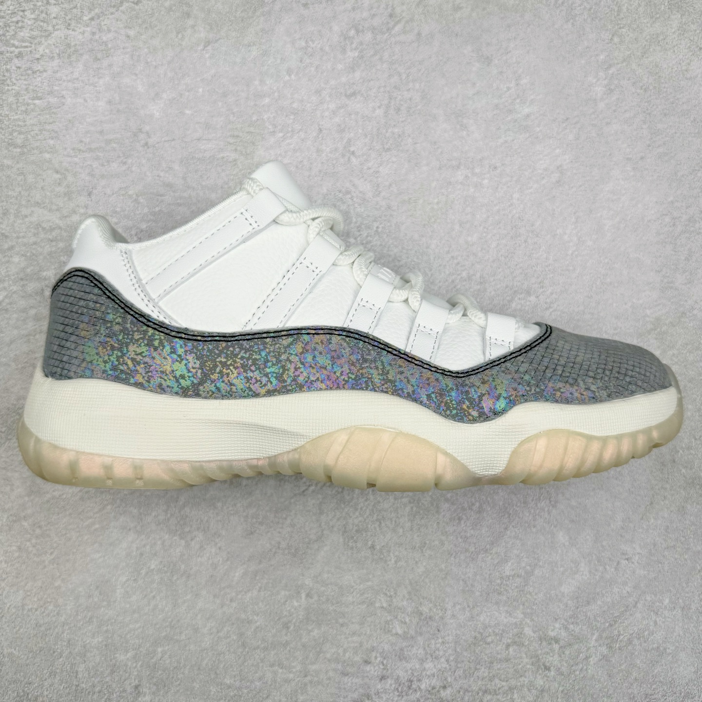 ＃B版 Air Jordan AJ11 Retro Low CNY蛇年限定 HQ7000-001 此版本只针对中端市场 皮料材质有所更替 真碳板加持 进口漆皮 防冻不开裂 头层皮料 原装鞋撑 水晶大底正确色度色泽 原楦原数据刺绣 原厂车缝走线及对位 毫厘不差 飞人logo采用原数据电脑刺绣 原装正品碳纤维真实碳板 增强抗扭 原内标 原盒标 正确官方原盒 防氧化水晶外底 原厂配套全掌solo气垫 尺码：36 36.5 37.5 38 38.5 39 40 40.5 41 42 42.5 43 44 44.5 45 46 47.5-选品中心