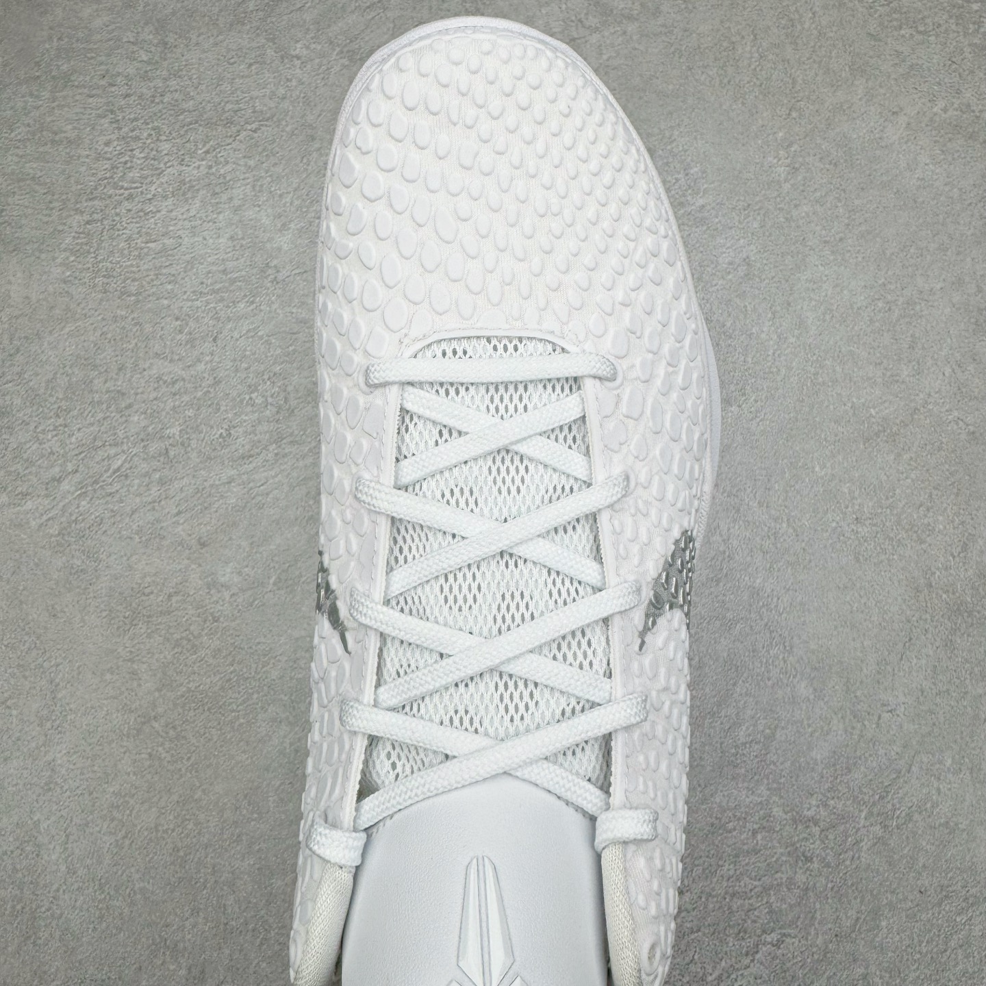 图片[4]-＃Star NK Zoom Kobe 6 Protro 科比六代 贝多芬纯白 1098009 完美复刻公司货 前掌超大Zoom Turbo气垫 后掌EVA缓震 真正的原汁原味 还原ZP脚感 全身鞋材卡料色独家定制 唯一正确喷漆工艺Swoosh 正确凹凸蛇鳞工艺 正确鞋面渐变效果 内全置真动飞态线 独立原厂模具 最大尺码达到48.5码 首批不拼图大几率过验 亲测已过 支持各种高强度实战 无需担心 上脚价 补货周期极长 脚宽建议买大半码 科比系列前掌偏窄 不影响二次销售 支持七天无理由退换 尺码：40 40.5 41 42 42.5 43 44 44.5 45 45.5 46 47.5 48.5 49.6 50.5-选品中心
