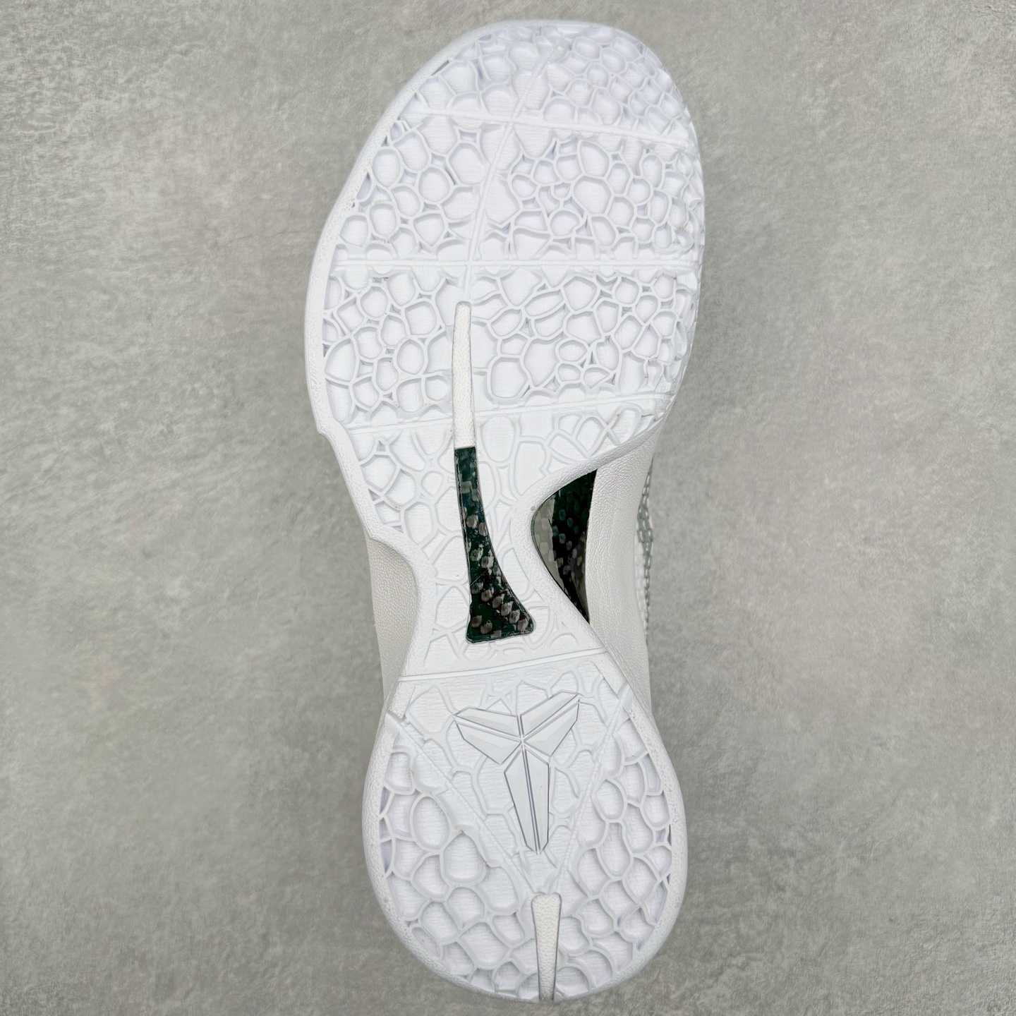 图片[9]-＃Star NK Zoom Kobe 6 Protro 科比六代 贝多芬纯白 1098009 完美复刻公司货 前掌超大Zoom Turbo气垫 后掌EVA缓震 真正的原汁原味 还原ZP脚感 全身鞋材卡料色独家定制 唯一正确喷漆工艺Swoosh 正确凹凸蛇鳞工艺 正确鞋面渐变效果 内全置真动飞态线 独立原厂模具 最大尺码达到48.5码 首批不拼图大几率过验 亲测已过 支持各种高强度实战 无需担心 上脚价 补货周期极长 脚宽建议买大半码 科比系列前掌偏窄 不影响二次销售 支持七天无理由退换 尺码：40 40.5 41 42 42.5 43 44 44.5 45 45.5 46 47.5 48.5 49.6 50.5-选品中心