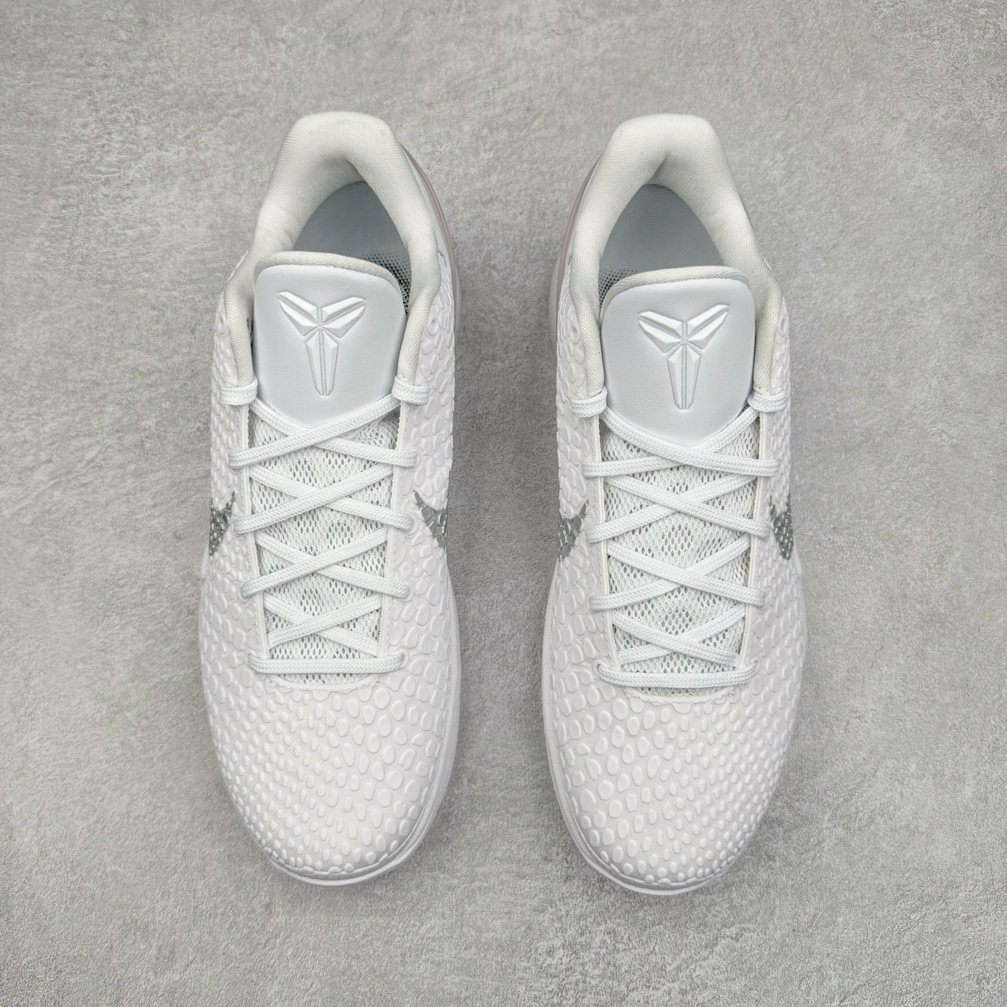 图片[2]-＃Star NK Zoom Kobe 6 Protro 科比六代 贝多芬纯白 1098009 完美复刻公司货 前掌超大Zoom Turbo气垫 后掌EVA缓震 真正的原汁原味 还原ZP脚感 全身鞋材卡料色独家定制 唯一正确喷漆工艺Swoosh 正确凹凸蛇鳞工艺 正确鞋面渐变效果 内全置真动飞态线 独立原厂模具 最大尺码达到48.5码 首批不拼图大几率过验 亲测已过 支持各种高强度实战 无需担心 上脚价 补货周期极长 脚宽建议买大半码 科比系列前掌偏窄 不影响二次销售 支持七天无理由退换 尺码：40 40.5 41 42 42.5 43 44 44.5 45 45.5 46 47.5 48.5 49.6 50.5-选品中心