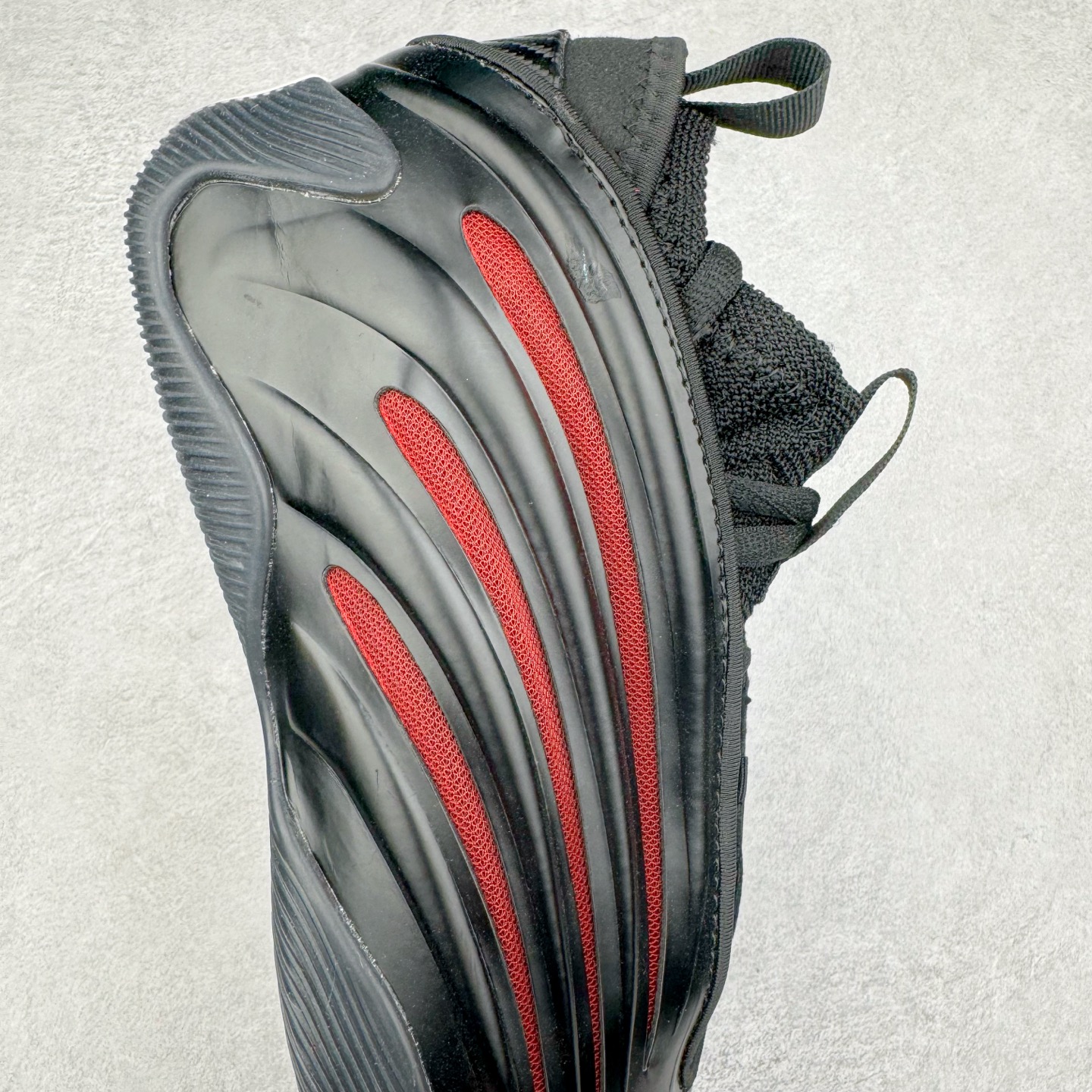 图片[6]-AD Harden Vol. 9 哈登九代签名篮球鞋 JH6486 以来极具未来感与复古风格的简洁设计语言，贯彻了 James Harden 本人在球场内外秉持的「Under No One」的态度与个性。鞋形轮廓采用了流线型设计，且没有多余的线条或元素，营造出一种极具速度感的视觉印象；鞋侧的三条纹在这次则是以野兽抓痕般的形态呈现，进一步强化了鞋款的战斗氛围的同时，更带来强烈的科幻感与战斗氛围。鞋身两侧的三条纹，不仅传达蕴含战斗气息的视觉美感，亦巧妙融入透气板设计提升穿着体验，在激烈赛况中兼顾轻质舒适与时尚气息；在中底部分则采用全掌 Lightboost 科技结合 Y 型抗扭片，为赛场提供轻量化的脚感与卓越的缓震回弹支持；大底分区纹路与外底上翻设计进一步强化抓地力，无论是在变向、突破还是起跳时都能够提供稳固的支撑，满足复杂赛场需求。除了将实战性能与时尚元素融合，Harden Vol 9 亦帮助提升球员的赛场表现的同时，也在场外传递 James Harden 不断进化，不断提升自我的无畏风格。尺码：41 42 42.5 43 44 44.5 45 46-选品中心